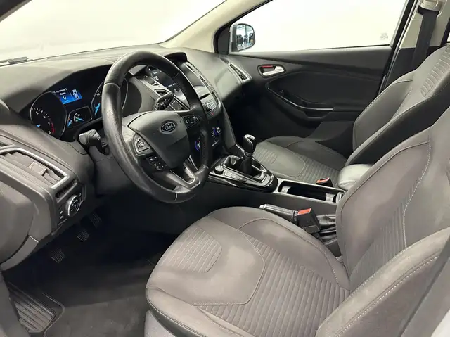 Ford Focus view 14