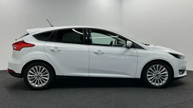 Ford Focus view 9