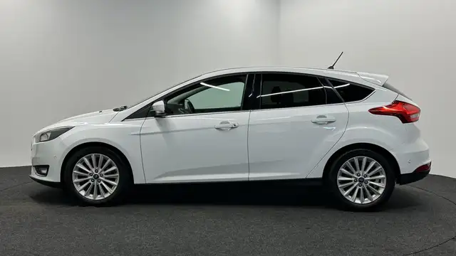 Ford Focus view 8