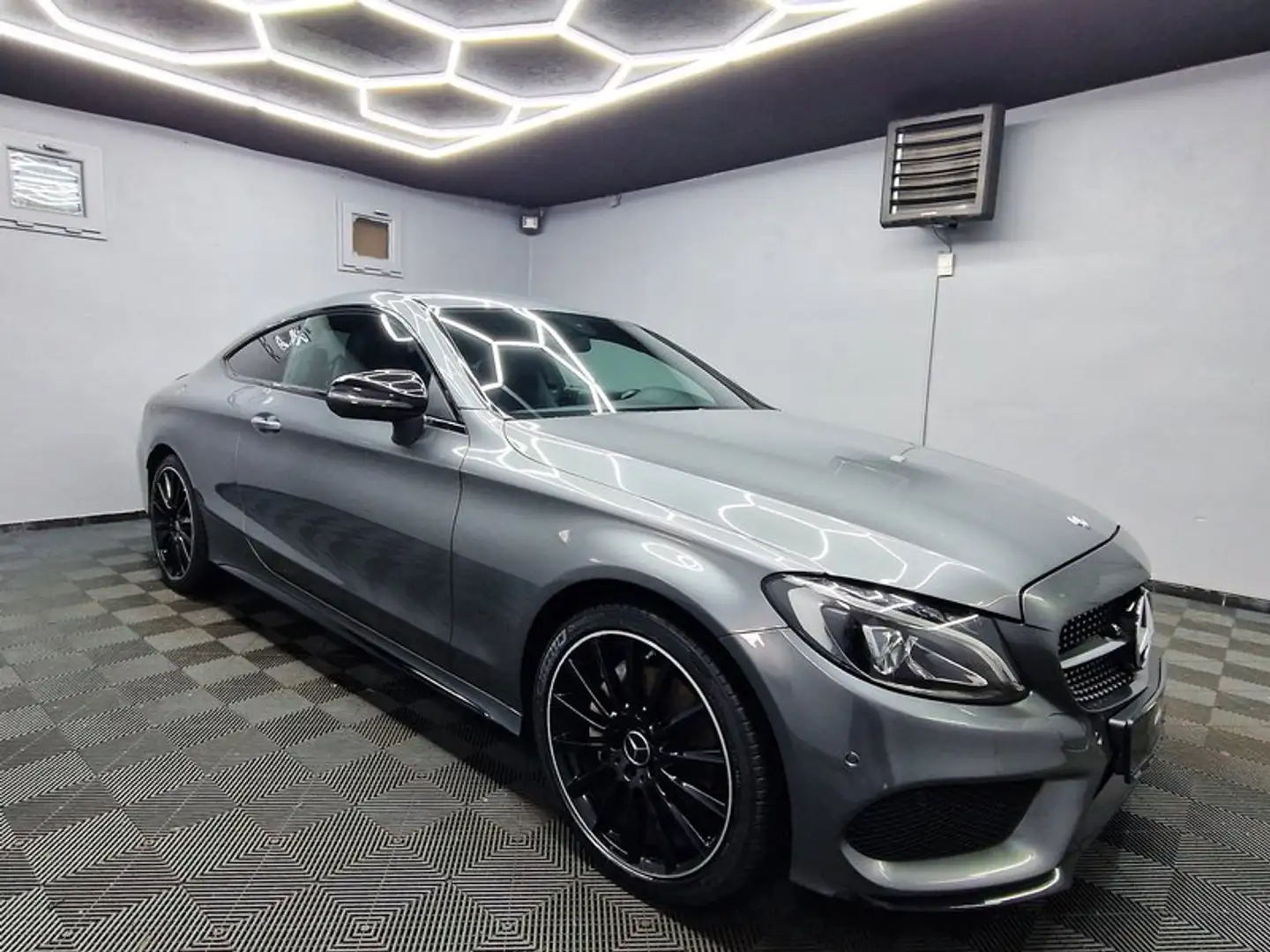 Mercedes-Benz C 180 Edition Night AMG Line|AUTOM|LEDER|LED|19 ZOLL Grijs - 2