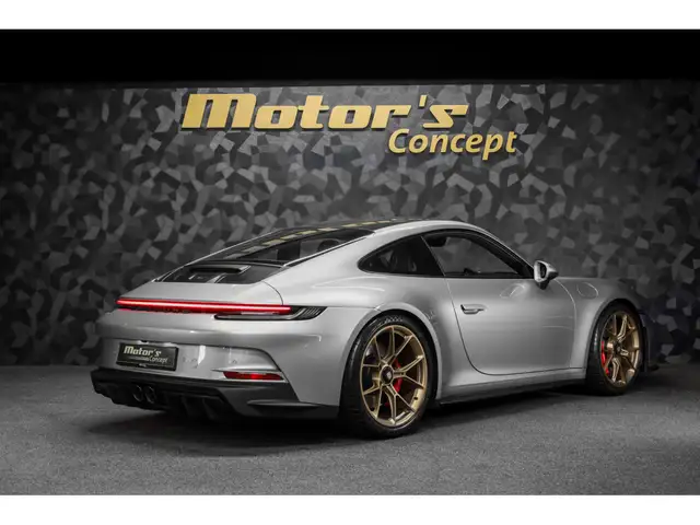 Porsche 911 view 3