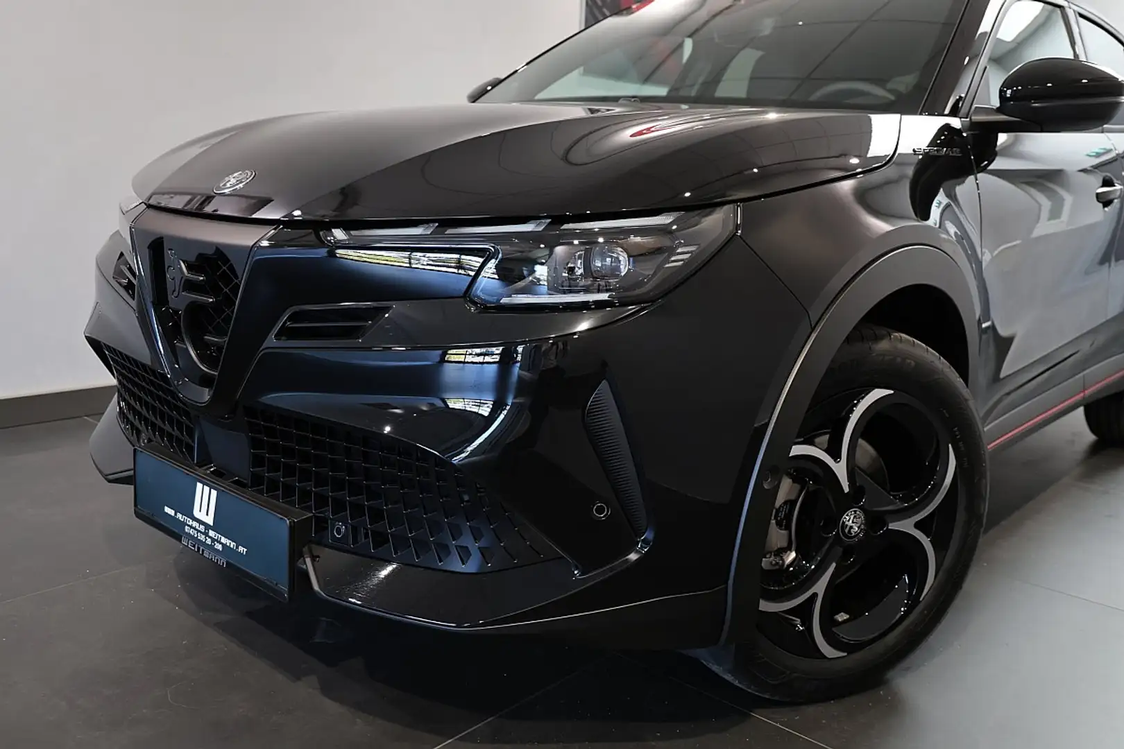 Alfa Romeo Junior Ibrida 1.2 e DCT6 Mild-Hybrid Speciale Noir - 2