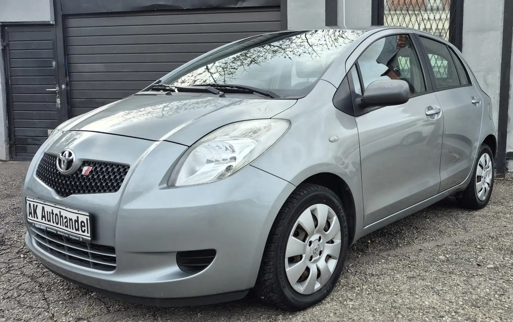 Toyota Yaris Sol 1.4TD Service Neu Klima Multifunk Plateado - 1