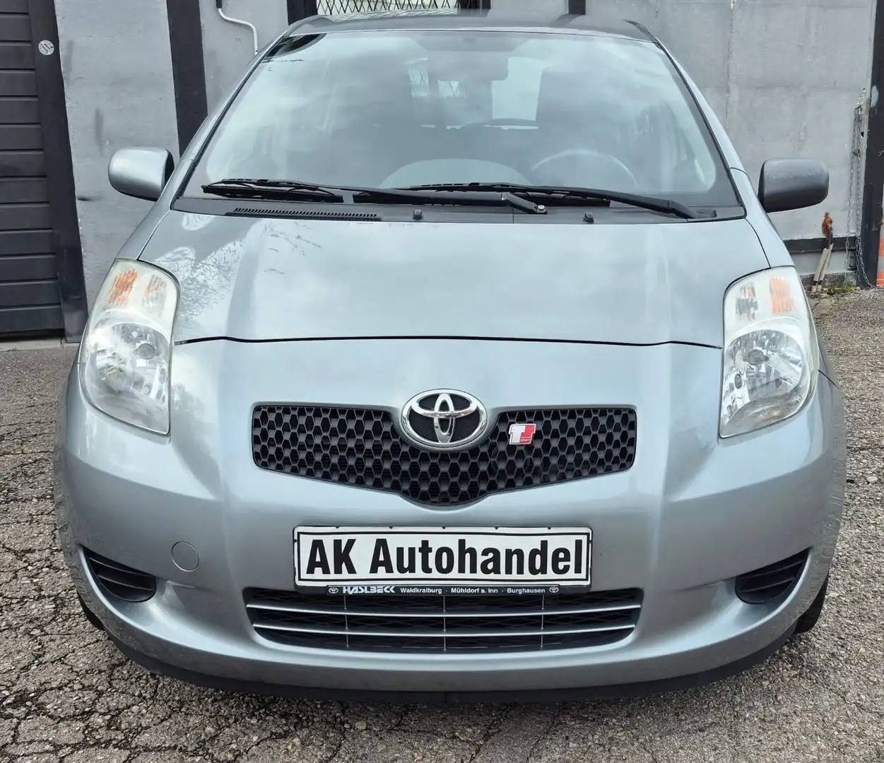 Toyota Yaris Sol 1.4TD Service Neu Klima Multifunk Plateado - 2