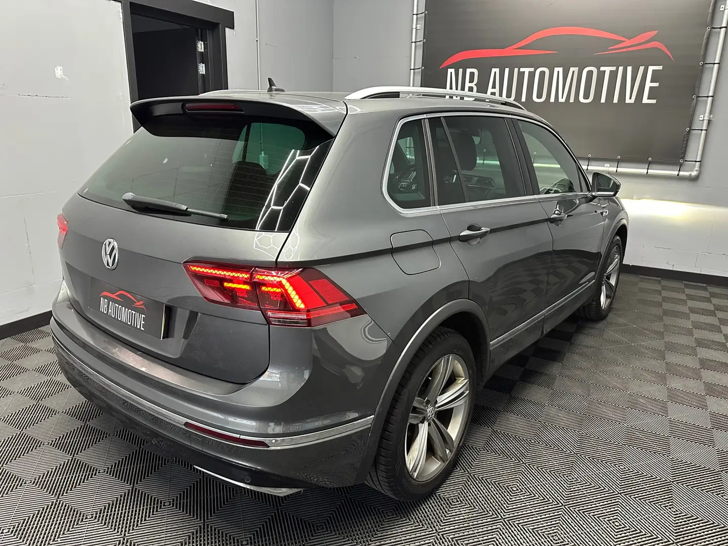 Volkswagen Tiguan 2.0 TSI 4Motion R-line Grijs - 2