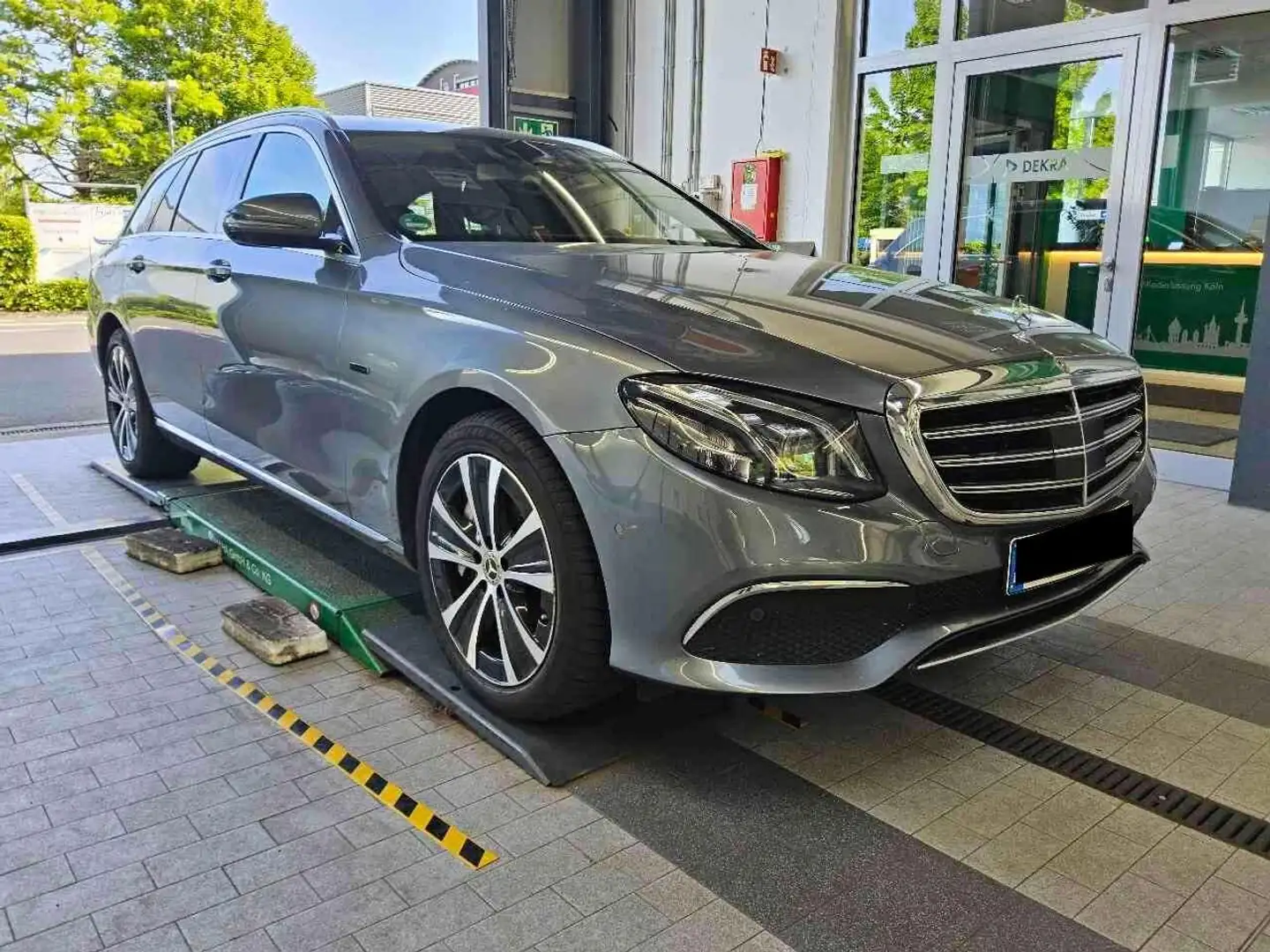 Mercedes-Benz E 300 de T HeadUP eSitze KAmera Leder ACC Grau - 2