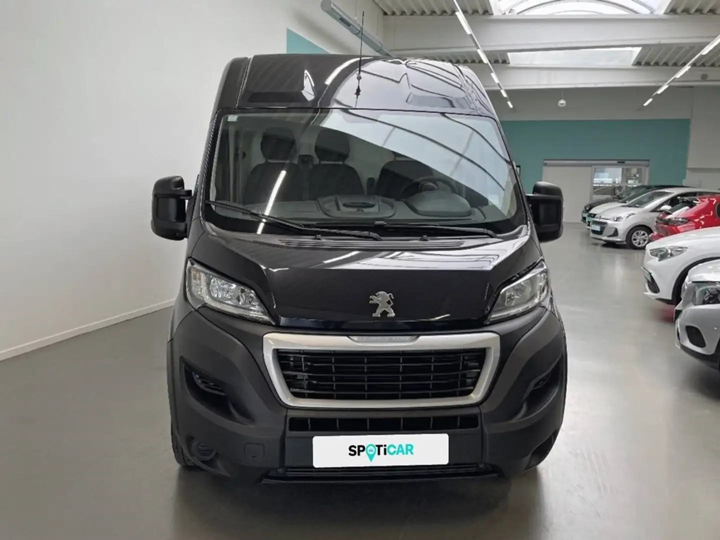 Peugeot Boxer 2.2 BlueHDi S&S 140  335 L2H2 Premium Zwart - 2