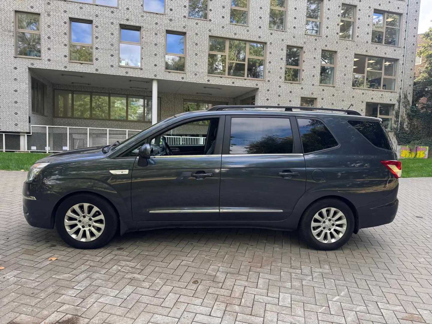SsangYong Rodius Rodius 2.0 SV200e-XDi 2WD Sapphire Grau - 2