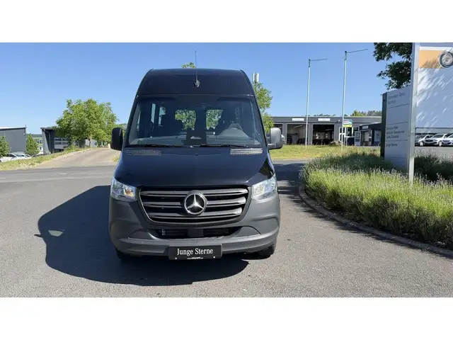Mercedes-Benz Sprinter view 2