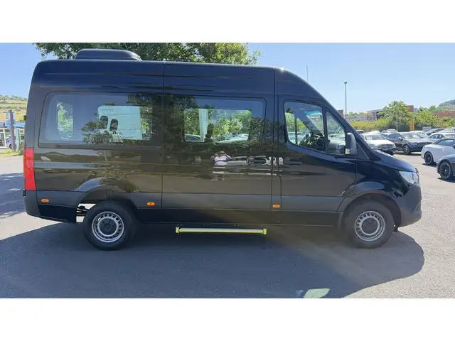 Mercedes-Benz Sprinter view 4