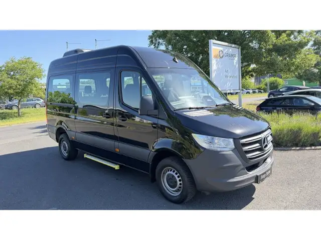 Mercedes-Benz Sprinter view 3
