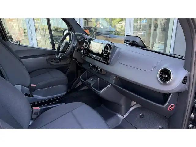 Mercedes-Benz Sprinter view 8