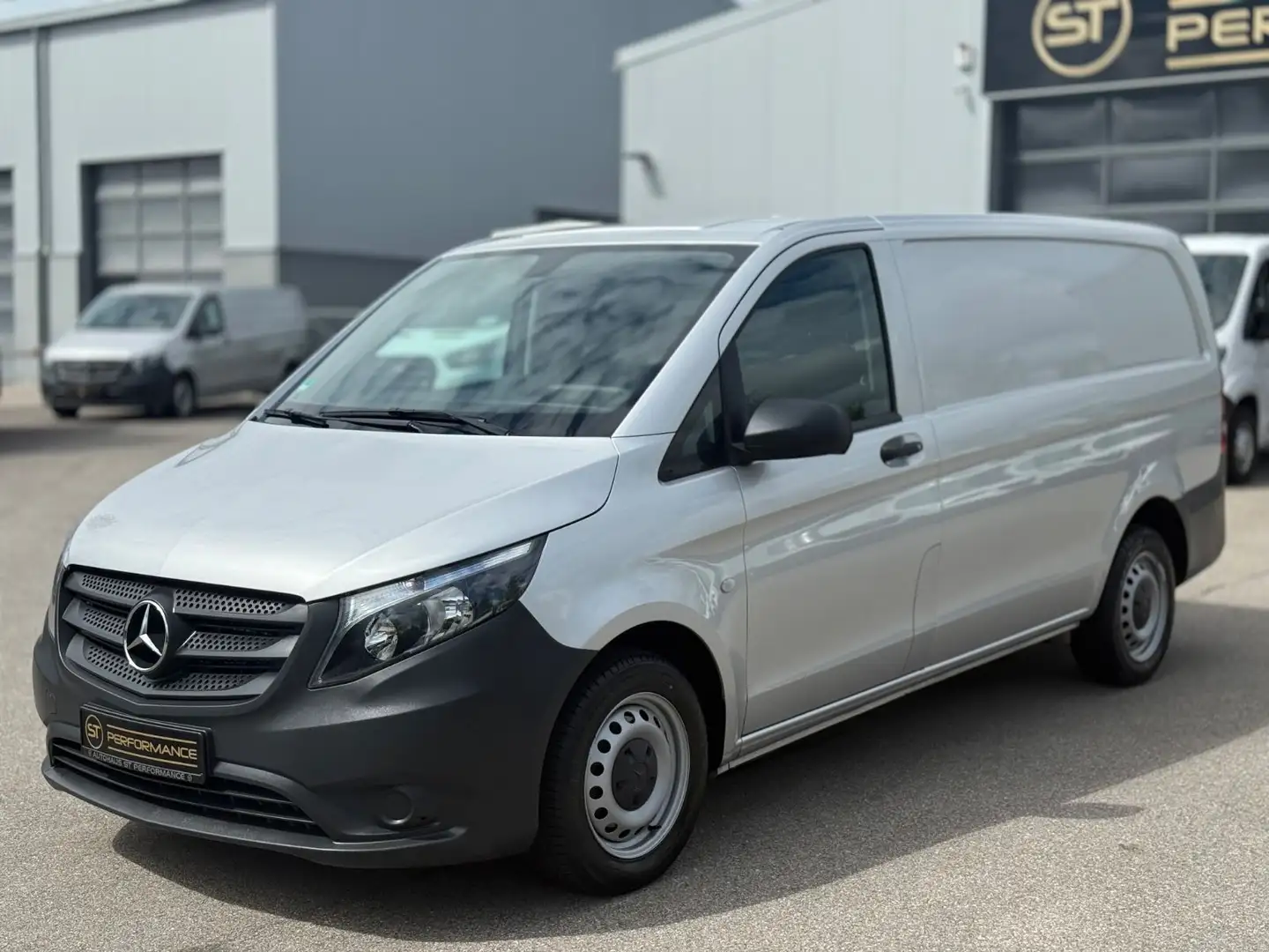 Mercedes-Benz Vito 110 CDI LANG KLIMA SHZ KAMERA SCHRANK 1HAND Silber - 1