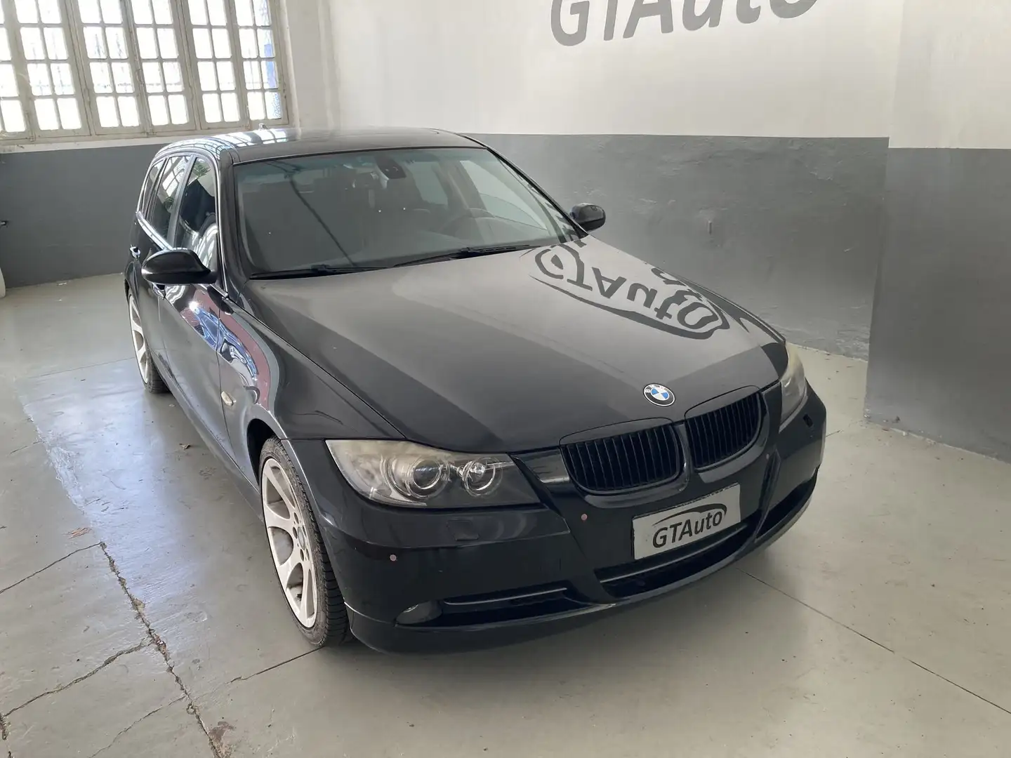 BMW 330 330xd cat Touring MSport Noir - 2