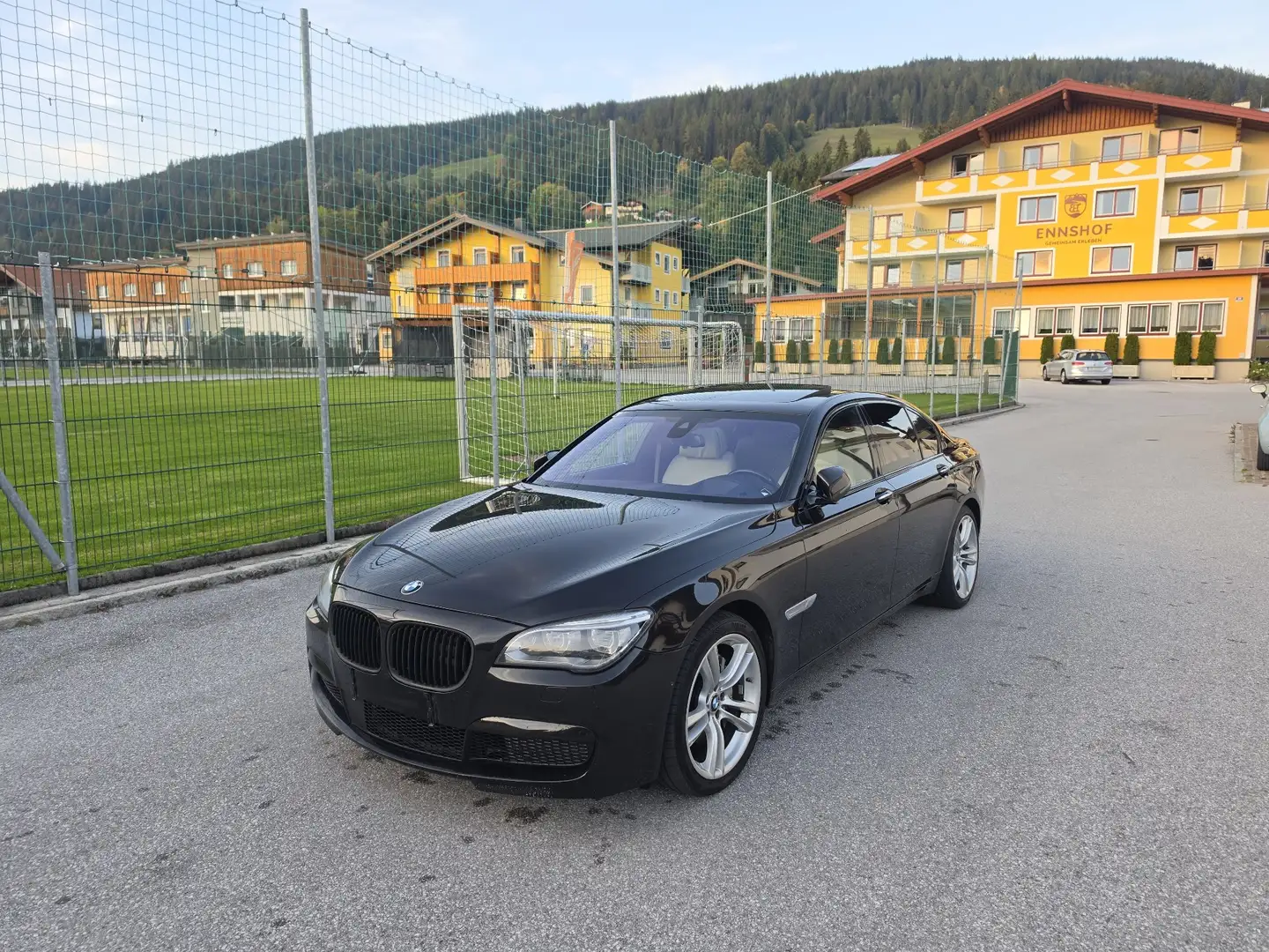 BMW 740 xDrive Aut. M-Paket ab Werk Schwarz - 2