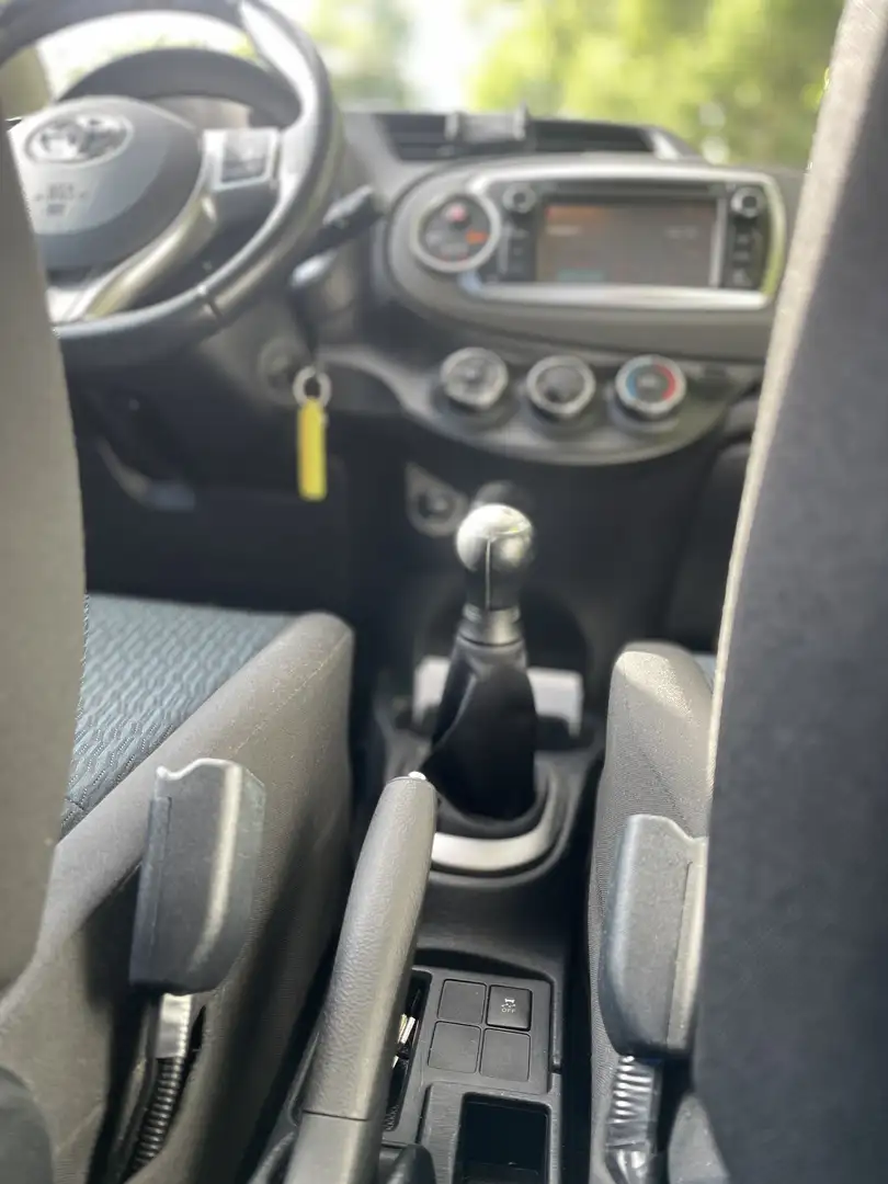 Toyota Yaris 1.0 VVT-i Aspiration Grijs - 2
