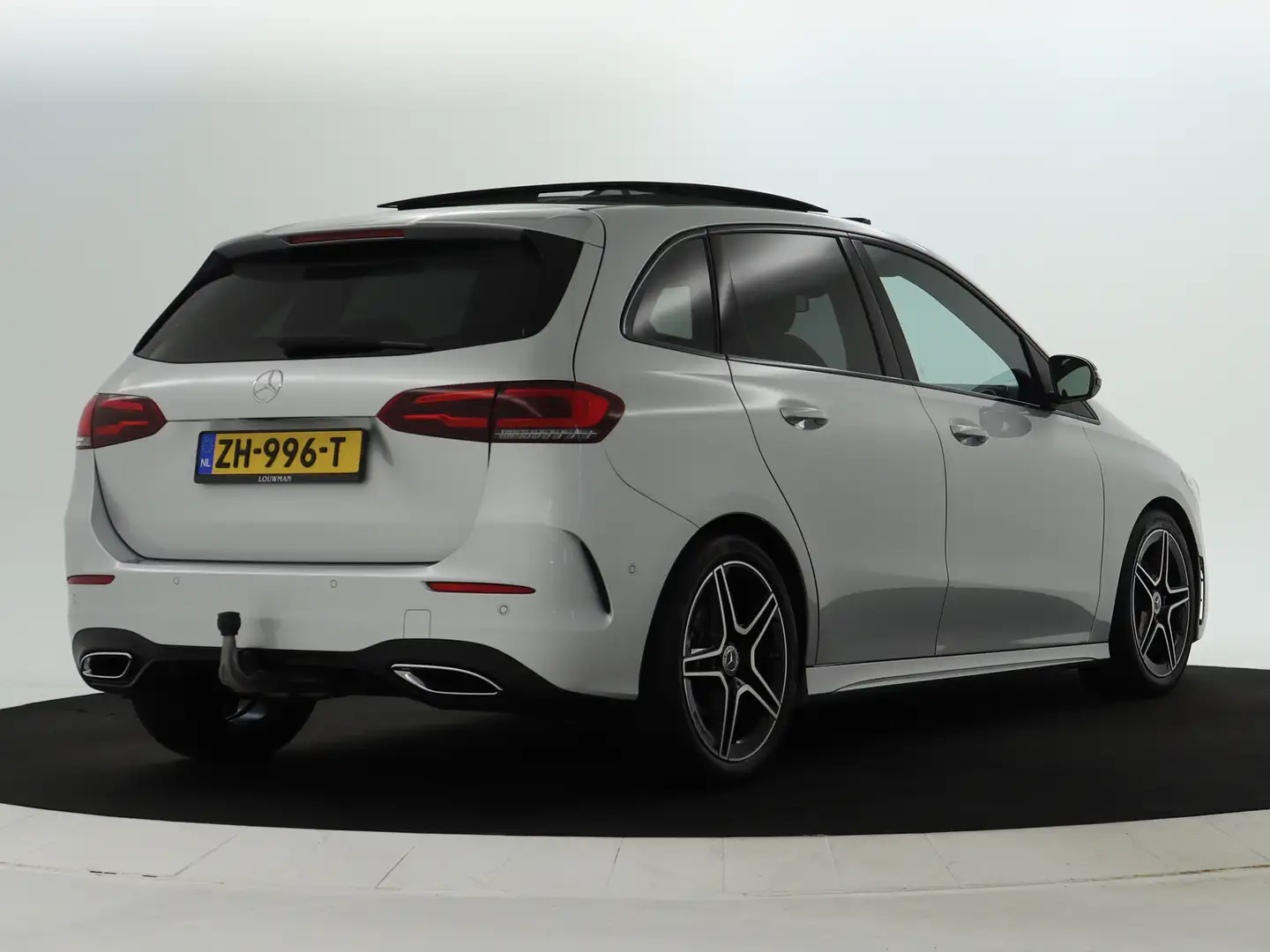 Mercedes-Benz B 180 AMG Nightpakket | Panoramadak | Trekhaak | Parkeer Grijs - 2