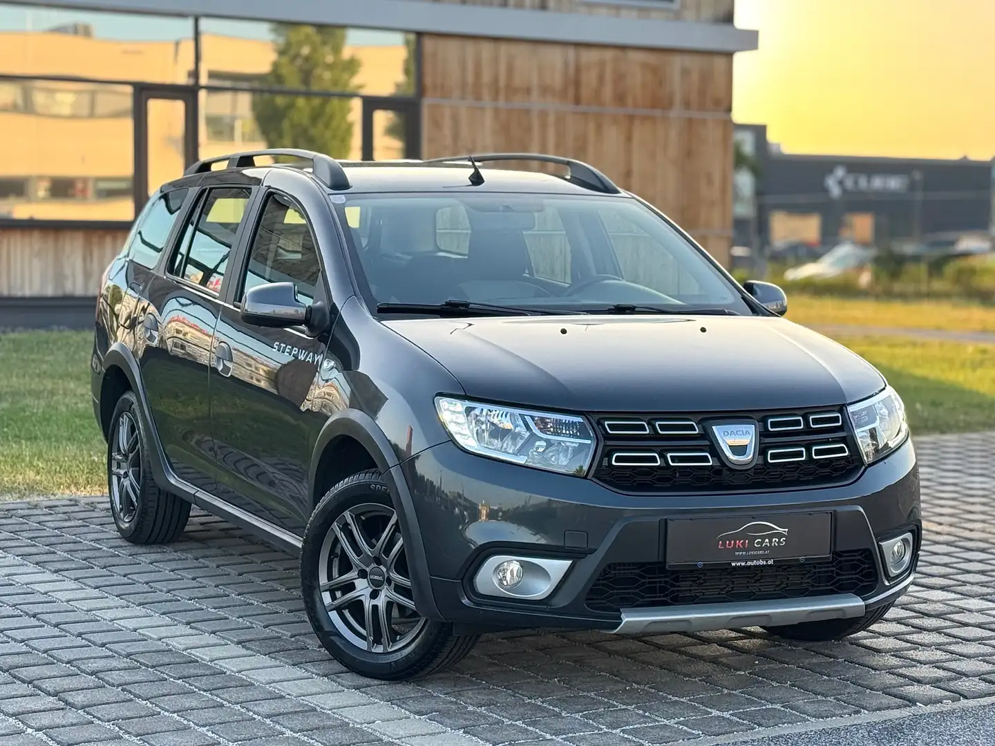 Dacia Logan MCV Stepway TCe 100 *NAVI, KAMERA, AHV* Grau - 1