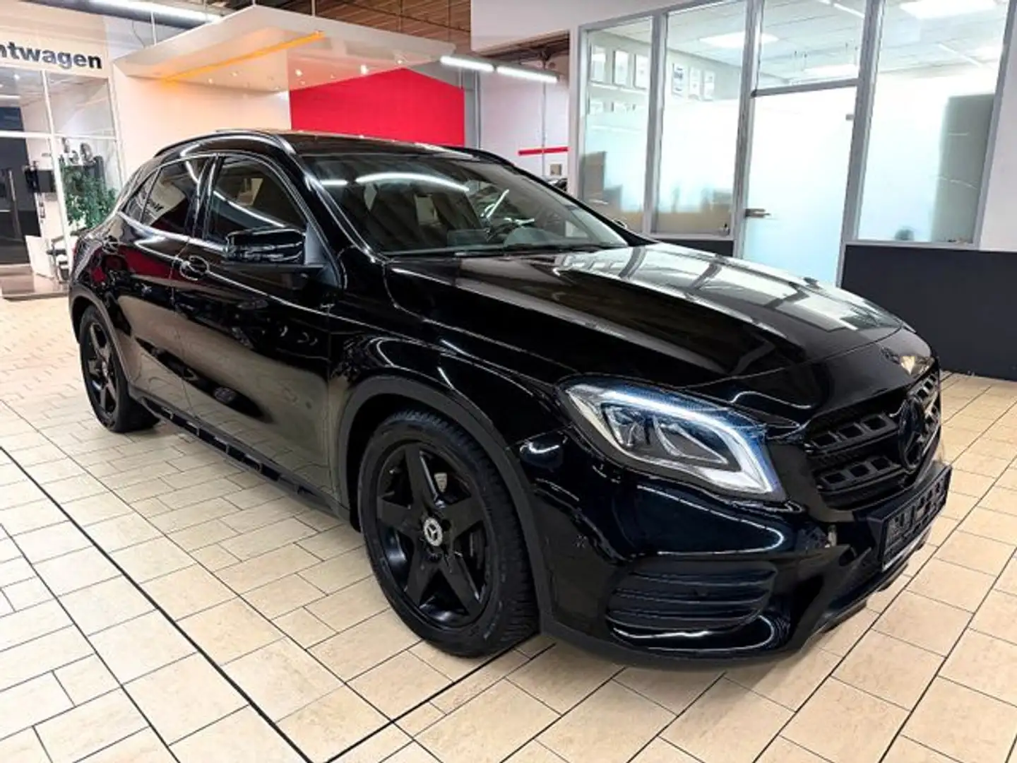 Mercedes-Benz GLA 200 *AMG-STYL+AUTOM+NAVI+PANO+LED+KAM+18'AMG Schwarz - 1
