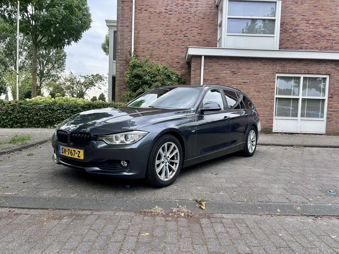 BMW 318 High Exe 318d 143pk nwe dist.ketting xenon leder Grijs - 2