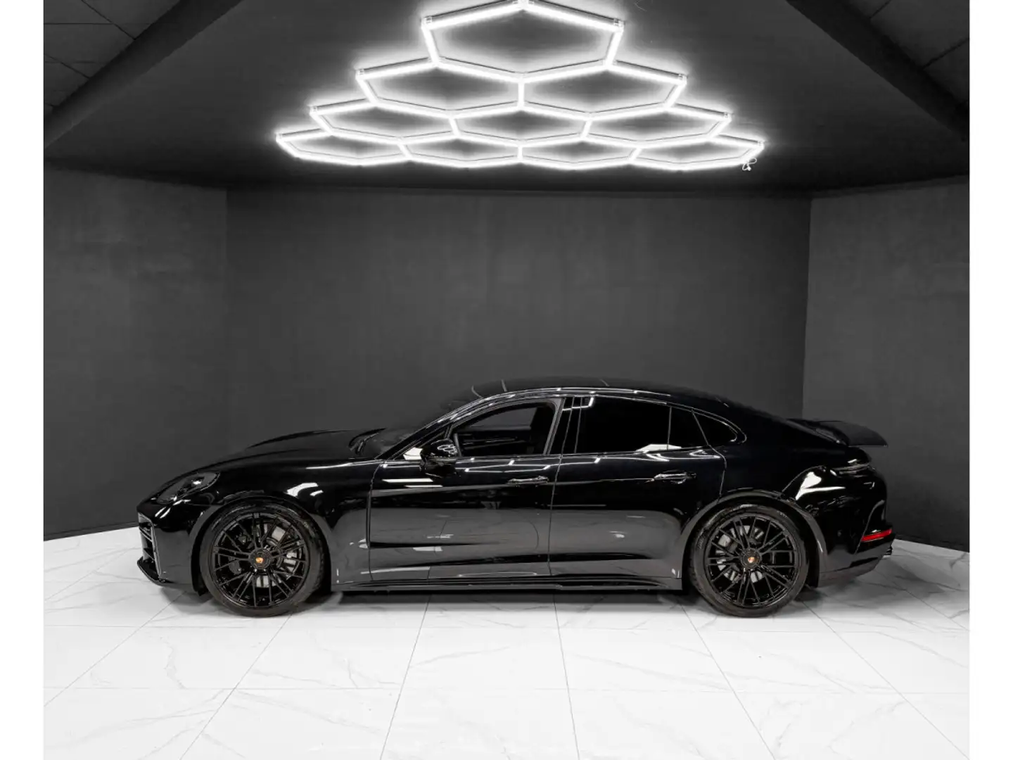 Porsche Panamera 4.0 V8 GTS / 5 SEATS / FULL Noir - 2
