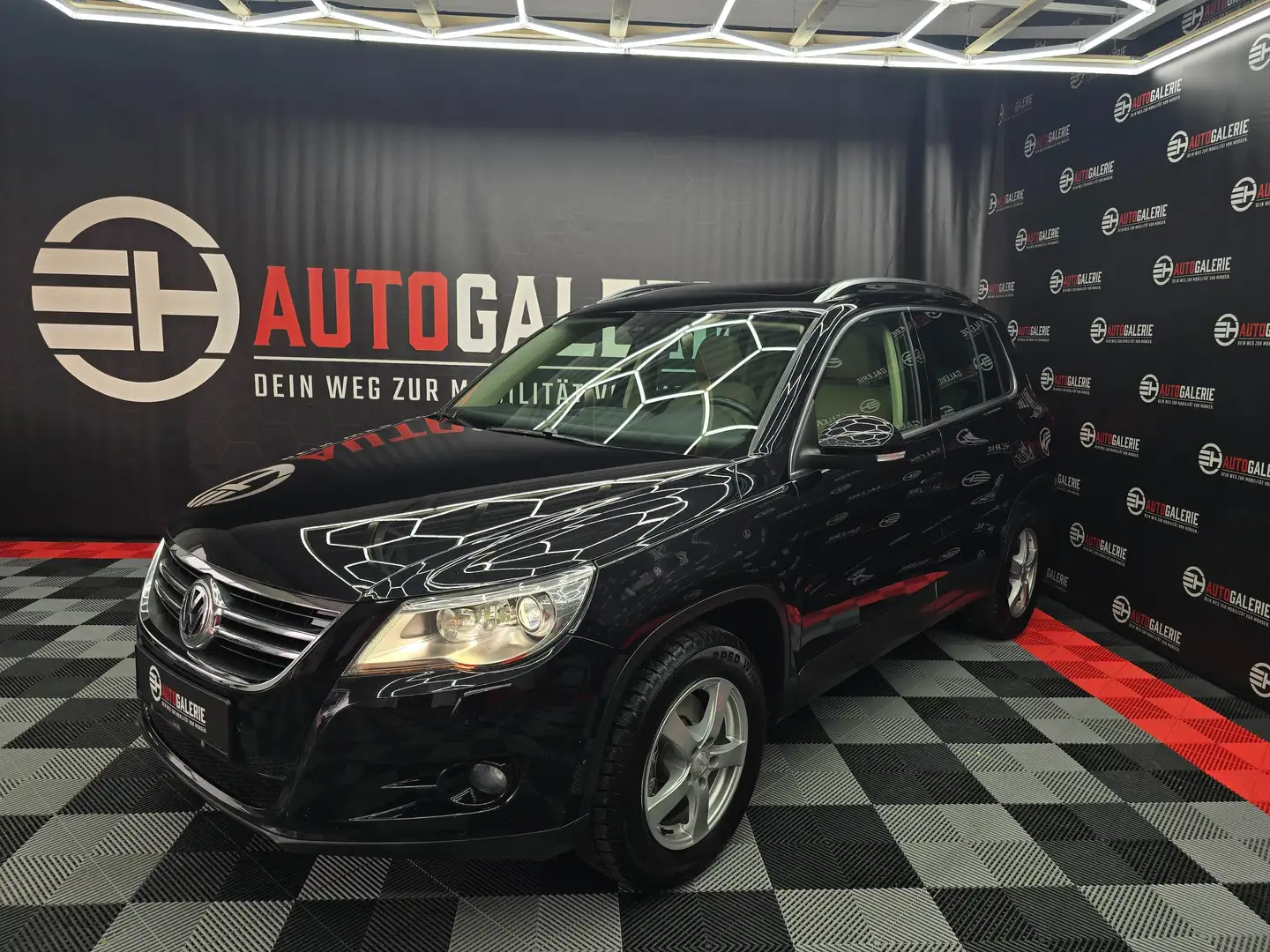 Volkswagen Tiguan Tiguan 2,0 TDI BMT 4Motion DSG Sky *NAVI*PANO*PDC* Schwarz - 1