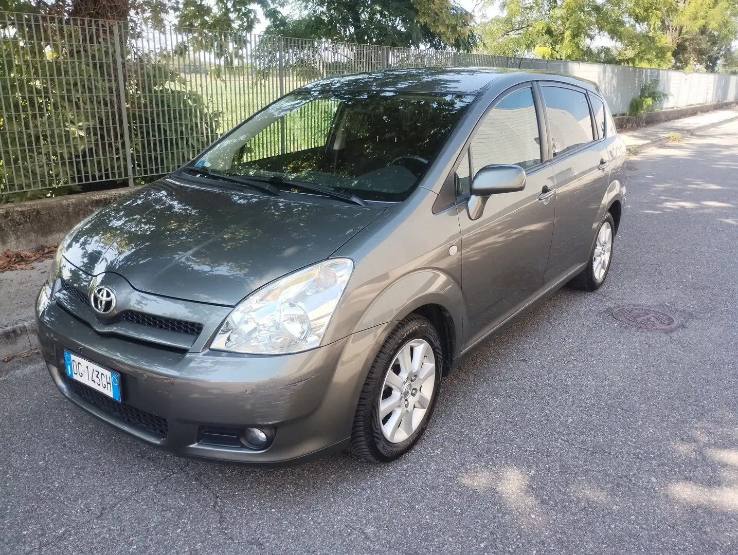 Toyota Corolla Verso siva - 1
