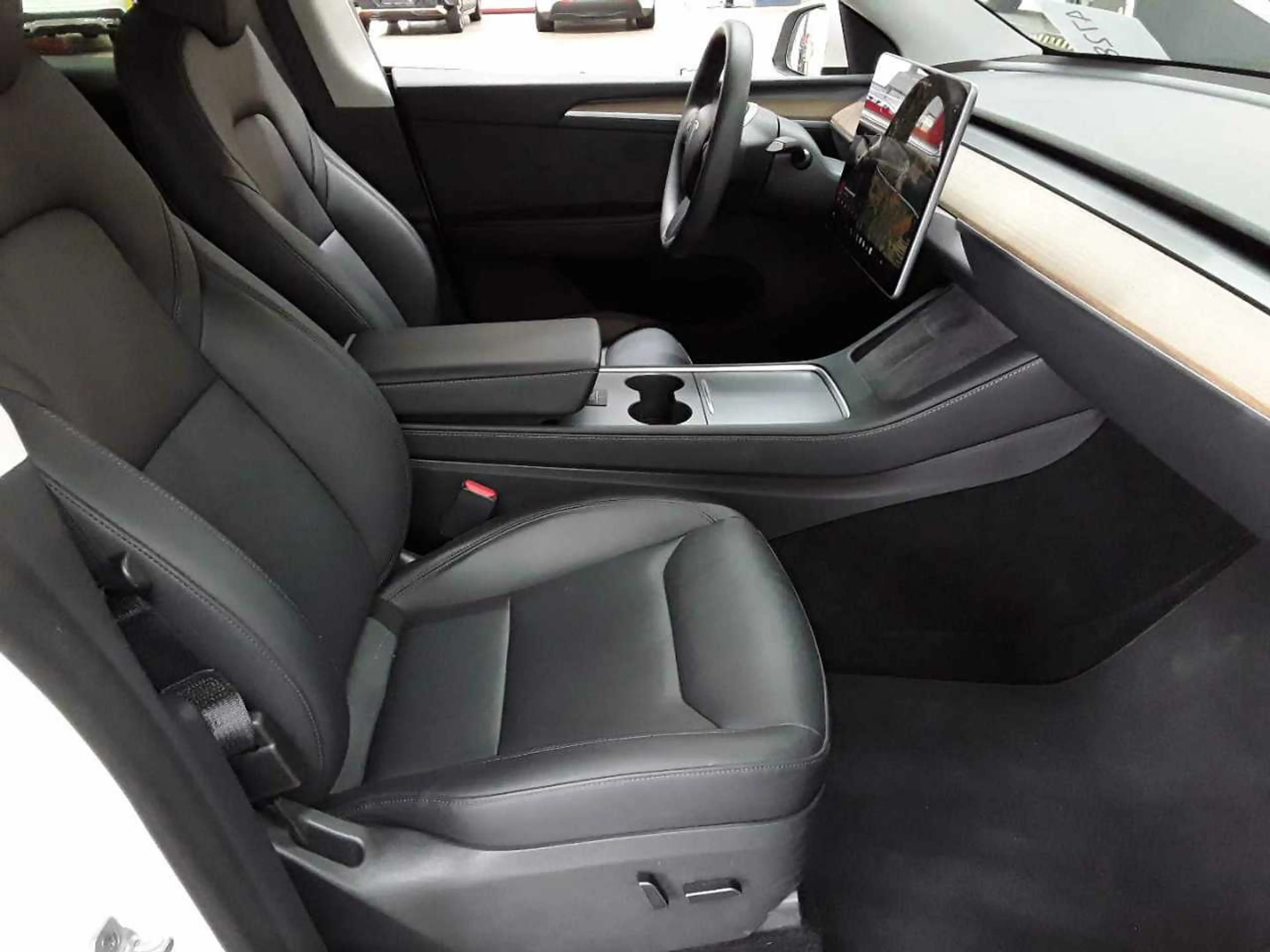 Tesla Model Y Long Range Dual Motor AWD — photo 8
