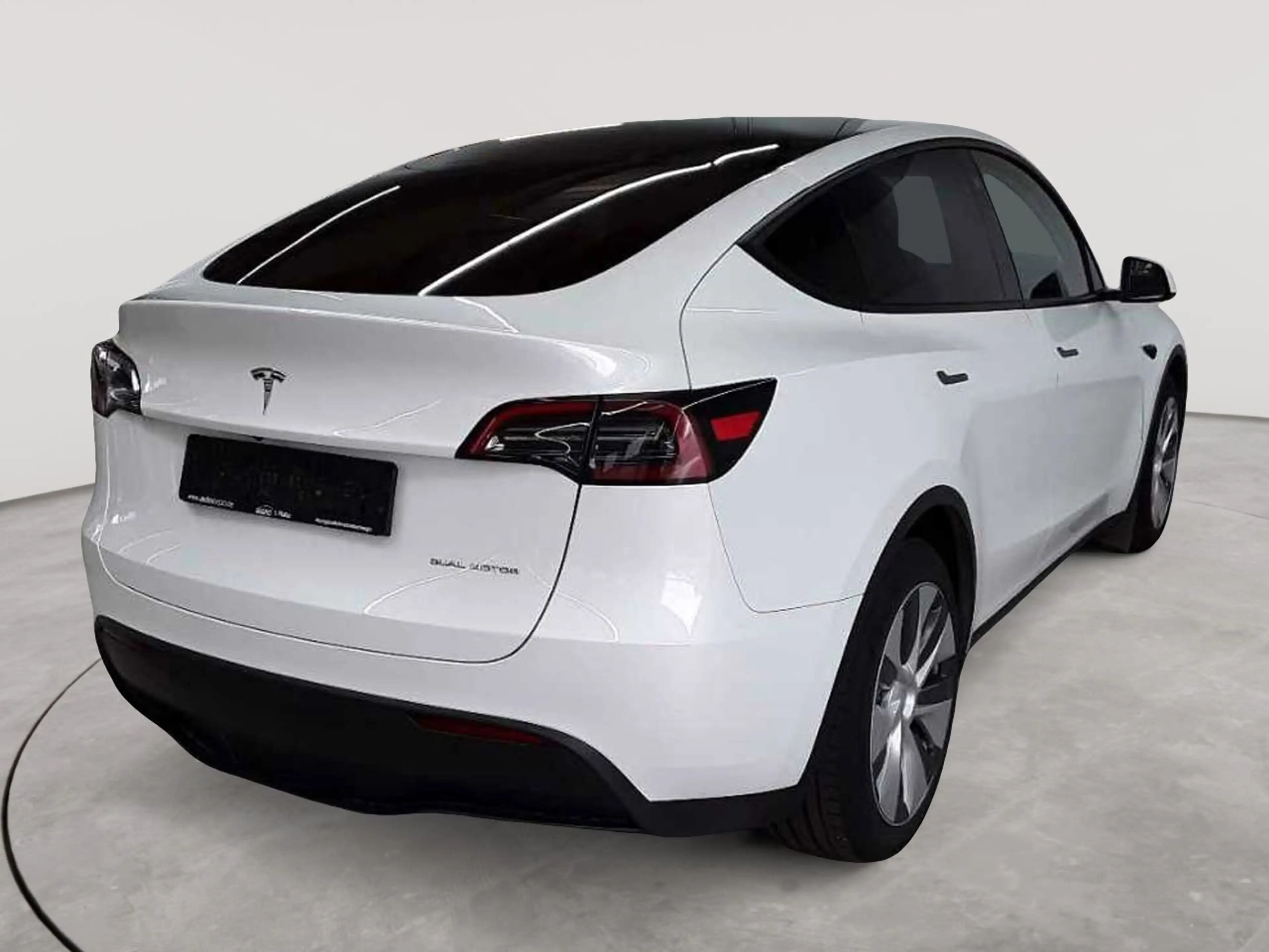 Tesla Model Y Long Range Dual Motor AWD — photo 4