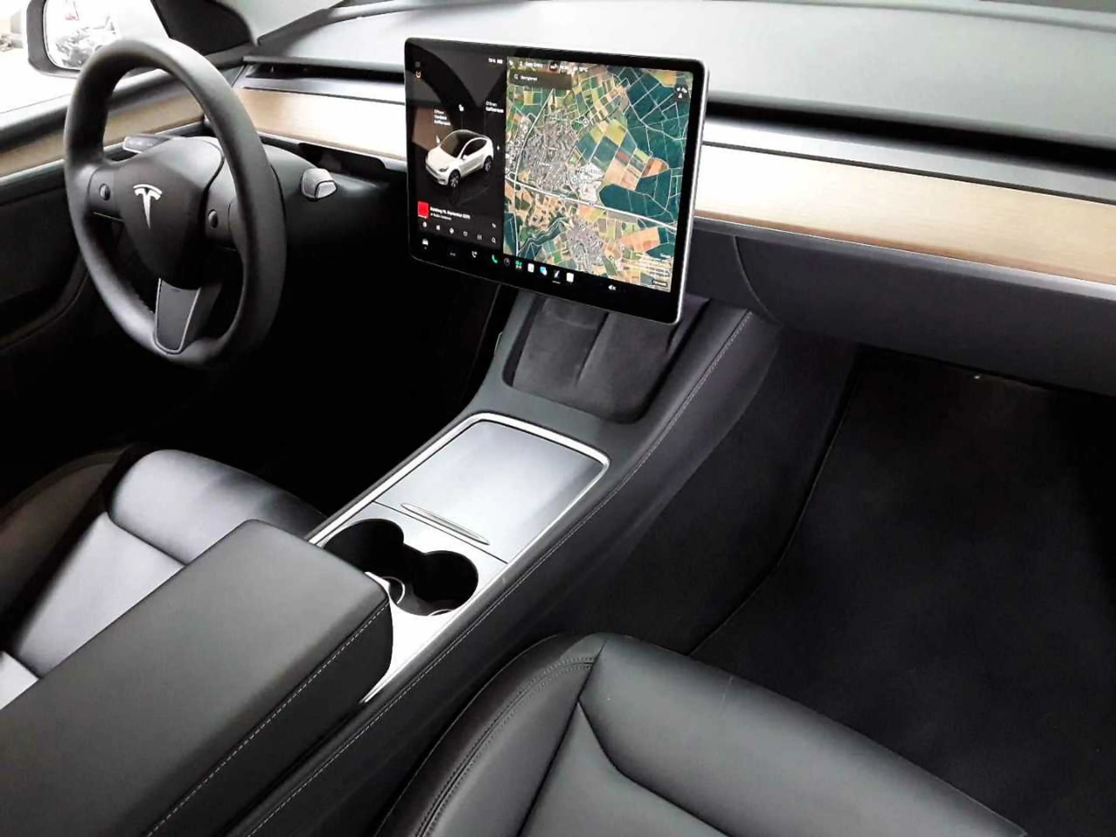 Tesla Model Y Long Range Dual Motor AWD — photo 9
