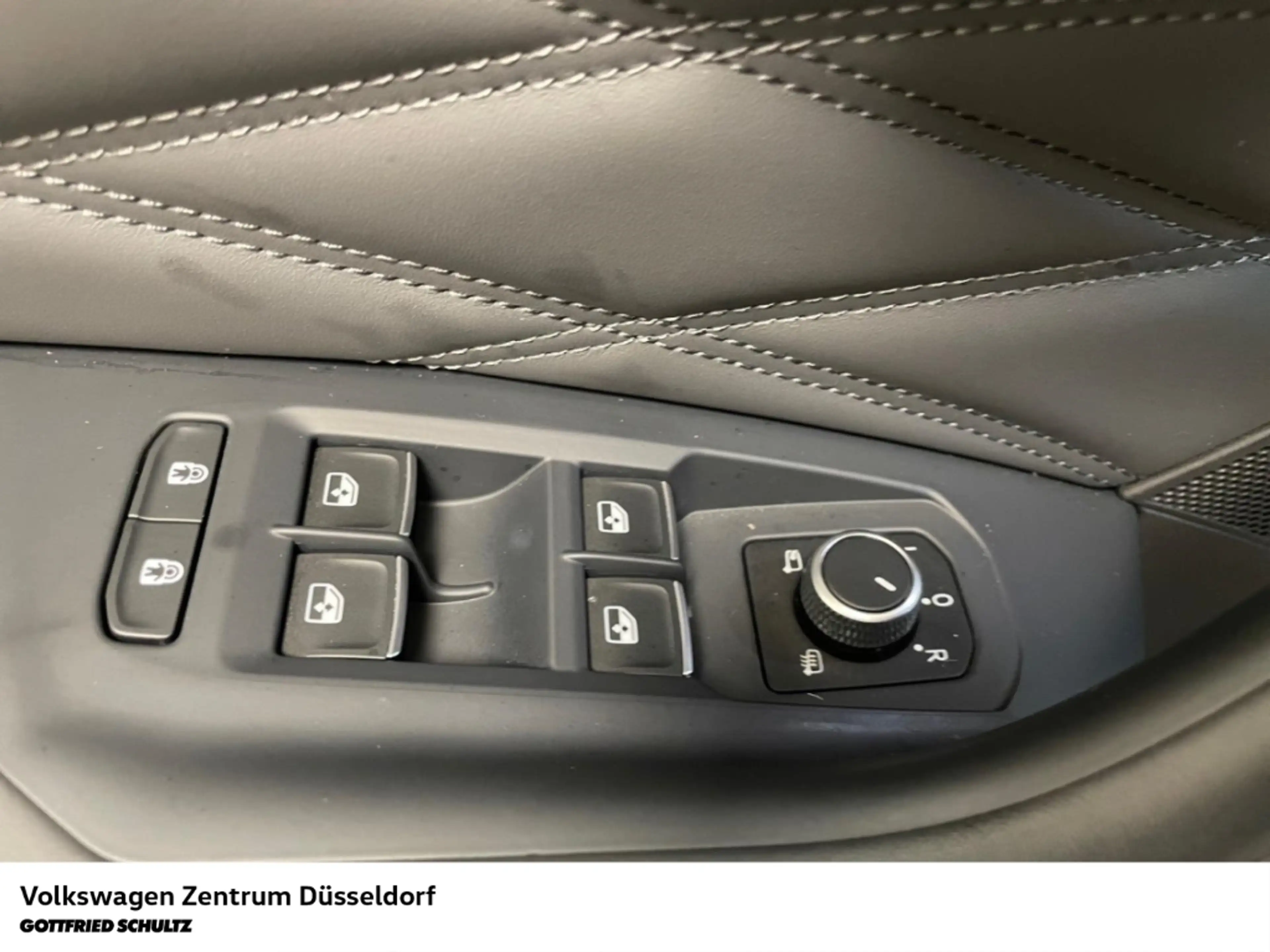 Volkswagen Touareg R 3.0 l V6 eHybrid 4Motion AHK Head-Up Navi Leder — photo 11