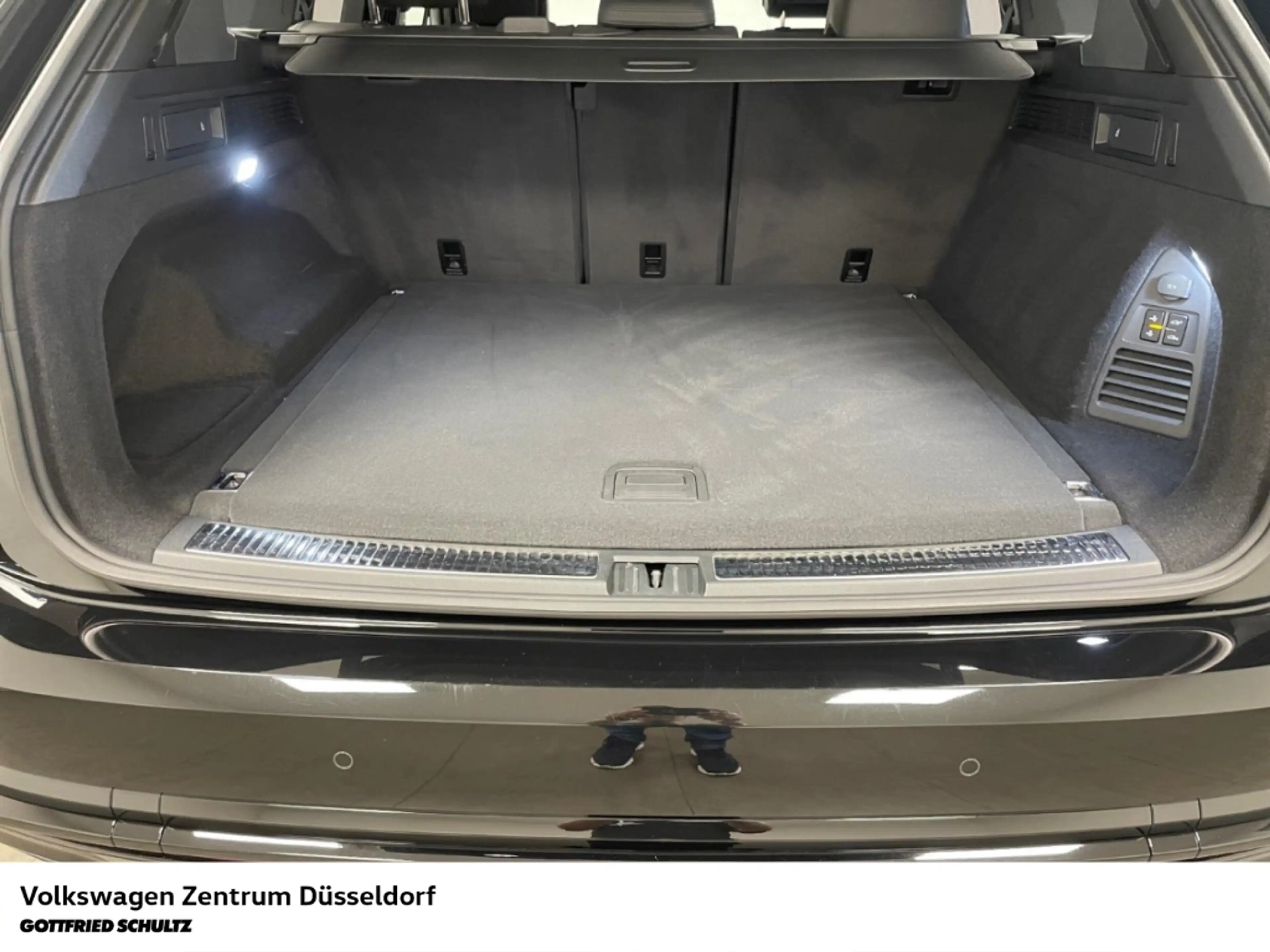 Volkswagen Touareg R 3.0 l V6 eHybrid 4Motion AHK Head-Up Navi Leder — photo 8