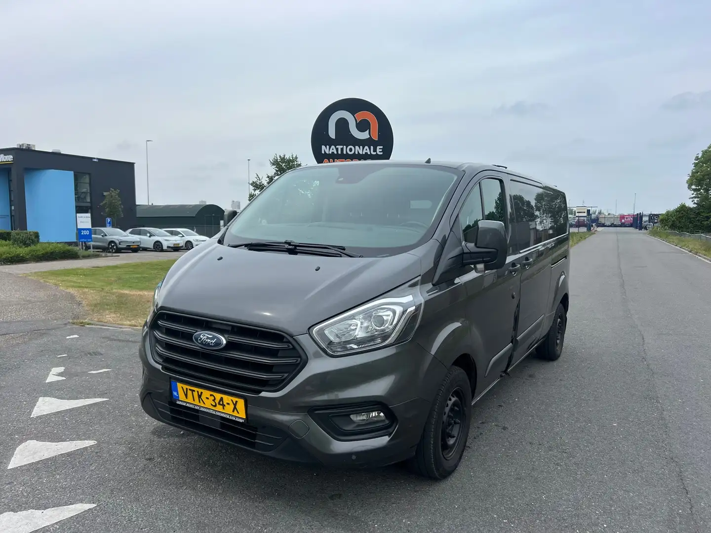 Ford Transit Custom 300 2.0 TDCI L2H2 Ambiente * 2018 * Airco * Led * Zwart - 1