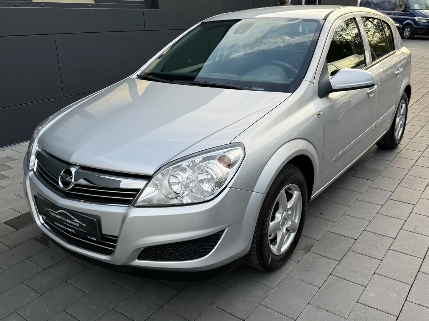 Opel Astra H Lim. Edition Klima AHK Silber - 1
