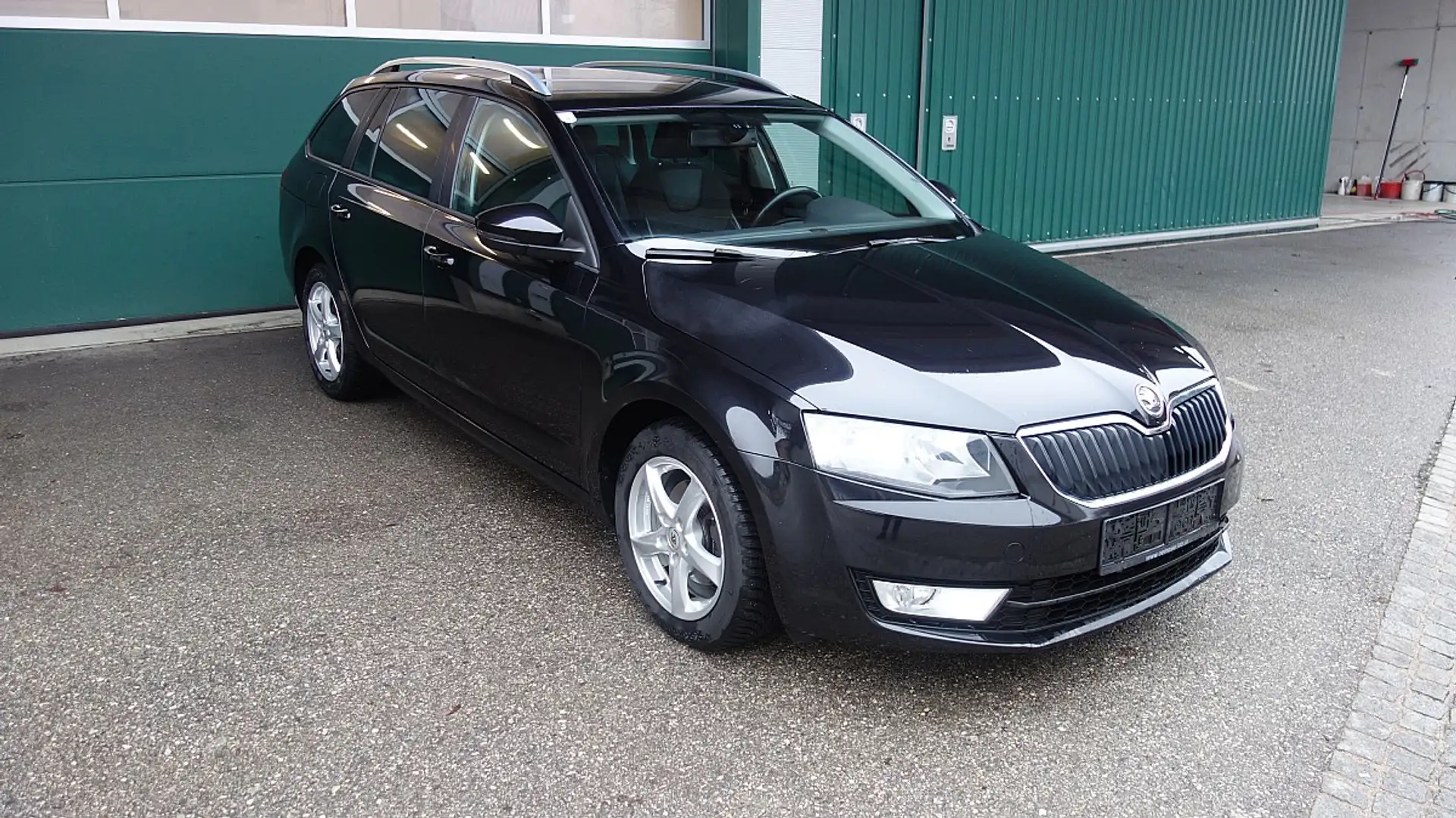 Skoda Octavia Combi 2,0 Elegance TDI, Navi, SHZ, 8-fach bereift Schwarz - 2