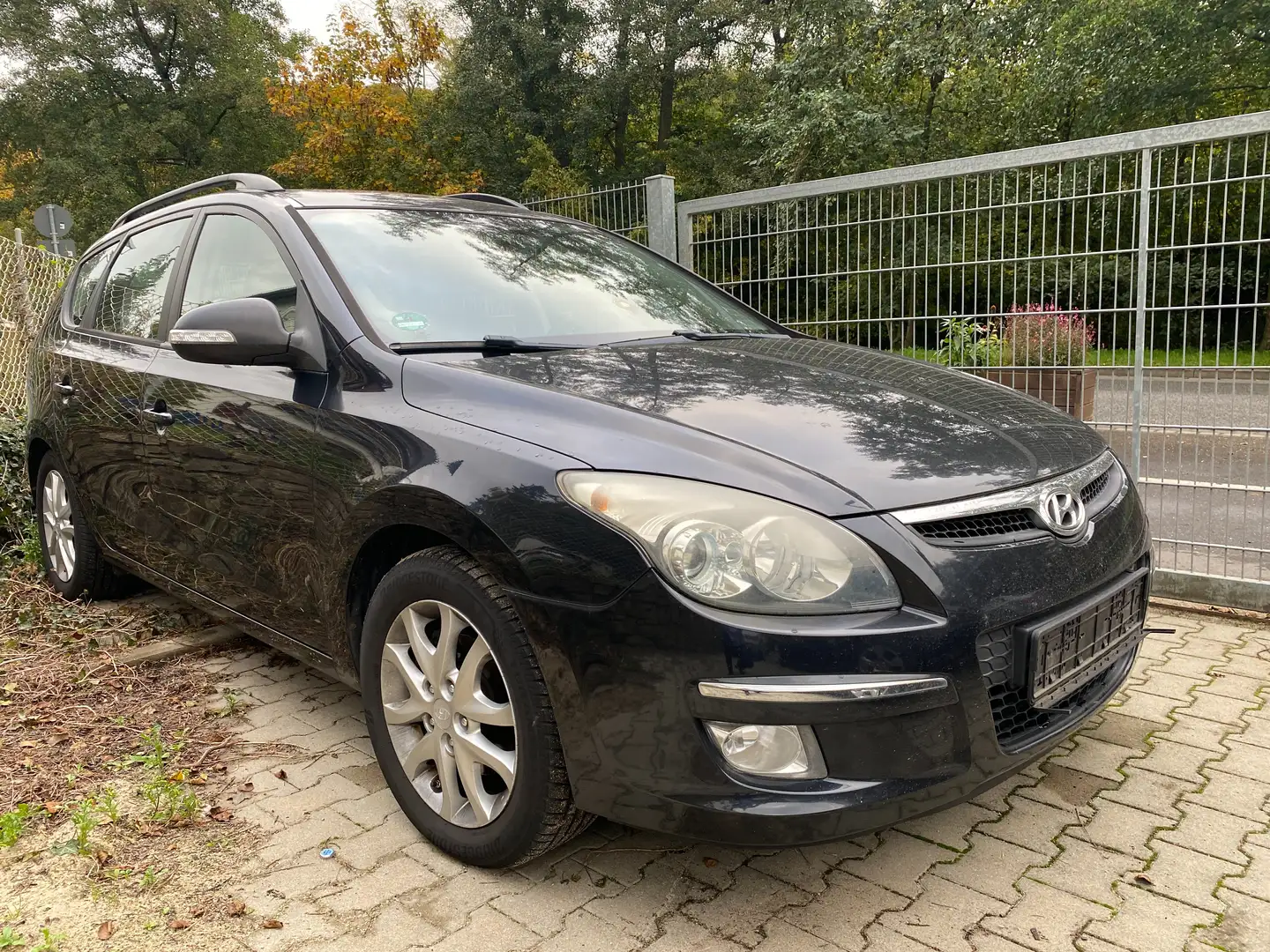 Hyundai i30 CW Automatik VOLL Scheckheft u-frei Tuv 3/27 AHK Noir - 1