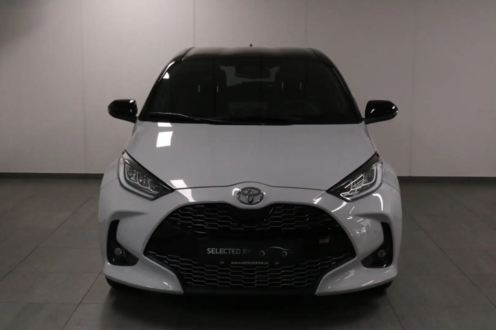 Toyota Yaris 1.5 Hybrid 130 GR Sport Plus Pack Grijs - 2