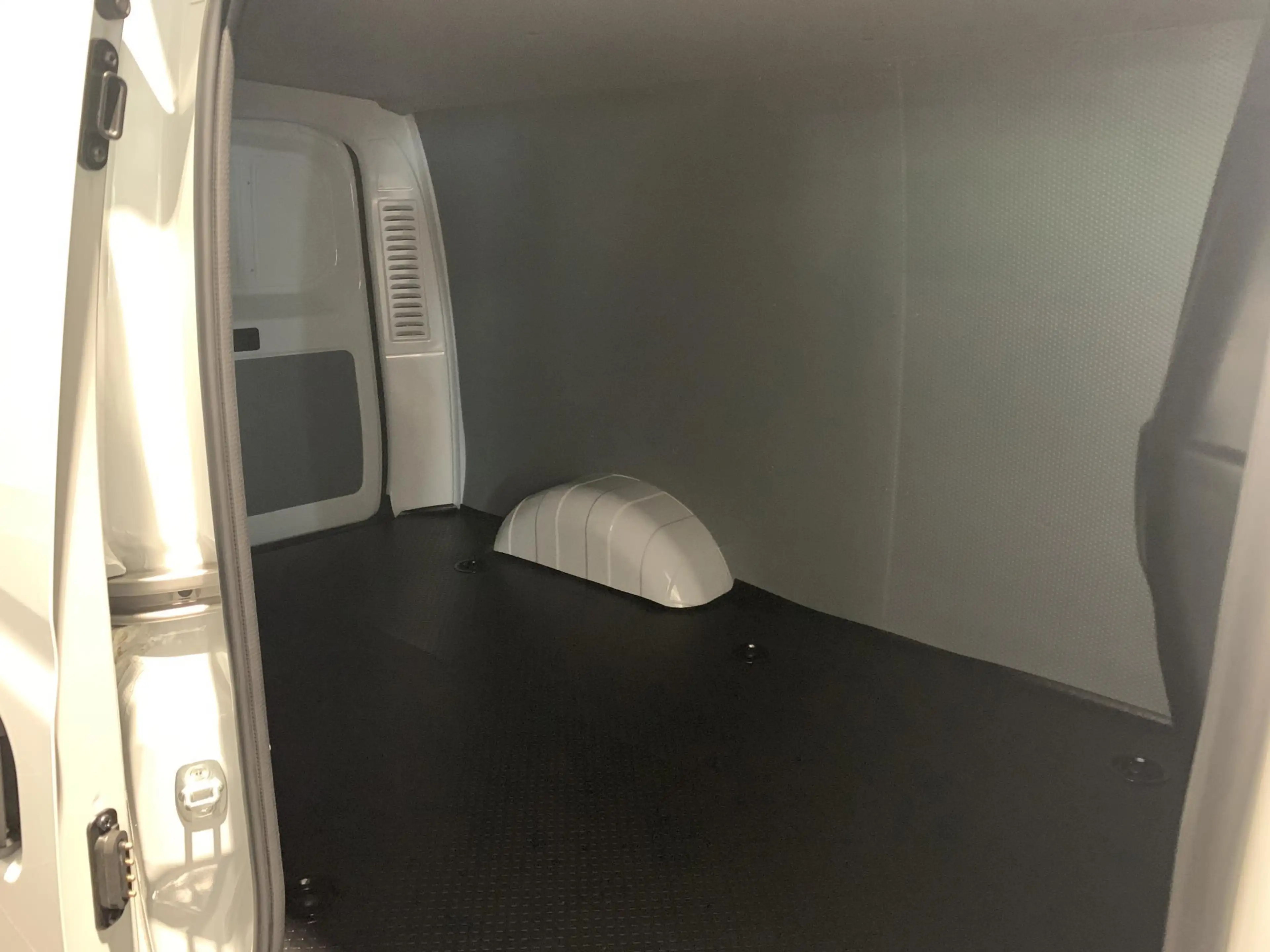 Maxus eDeliver 3 L3 50 kWh — photo 10