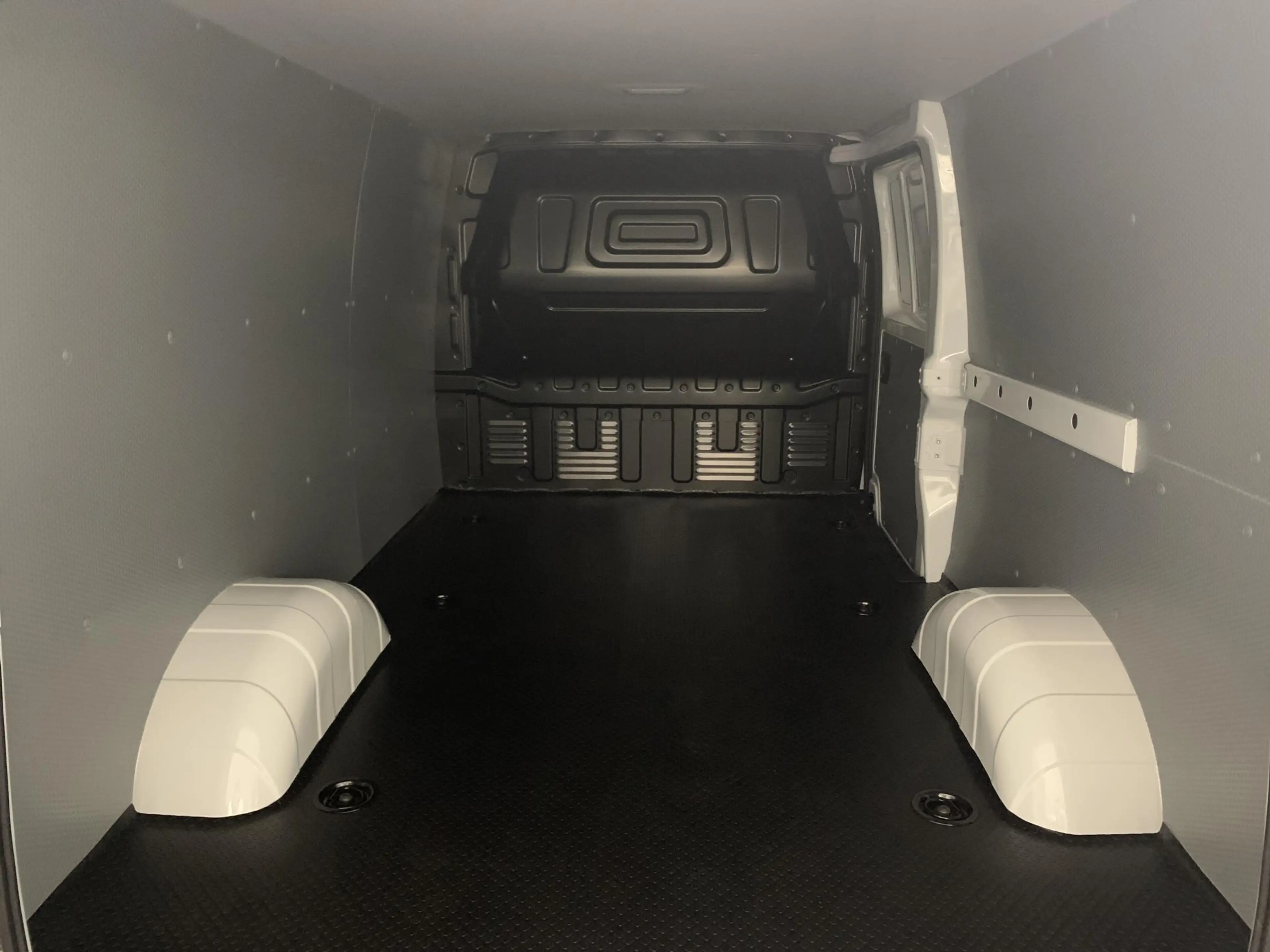 Maxus eDeliver 3 L3 50 kWh — photo 9