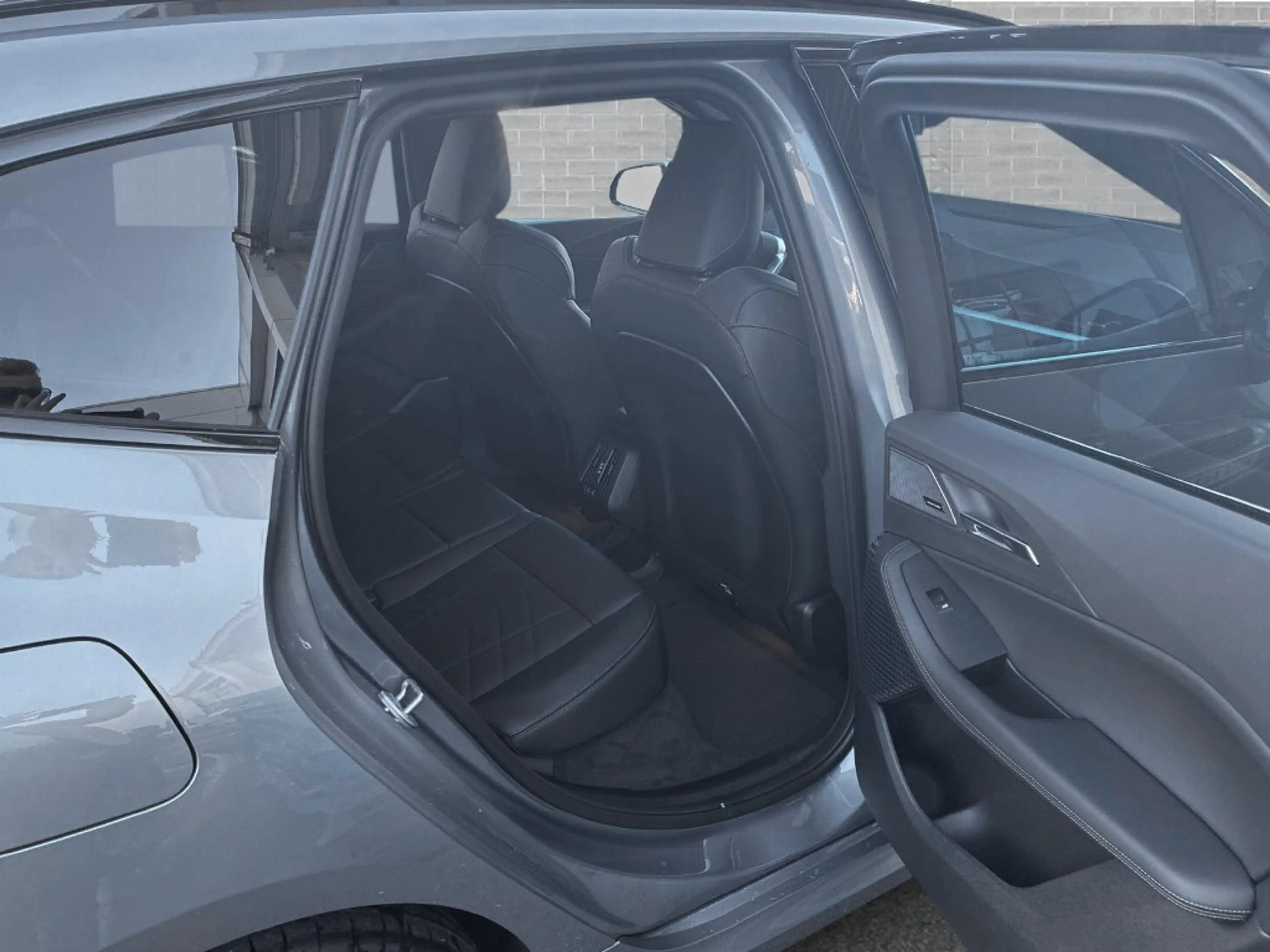 BMW 225 e xDrive — photo 9