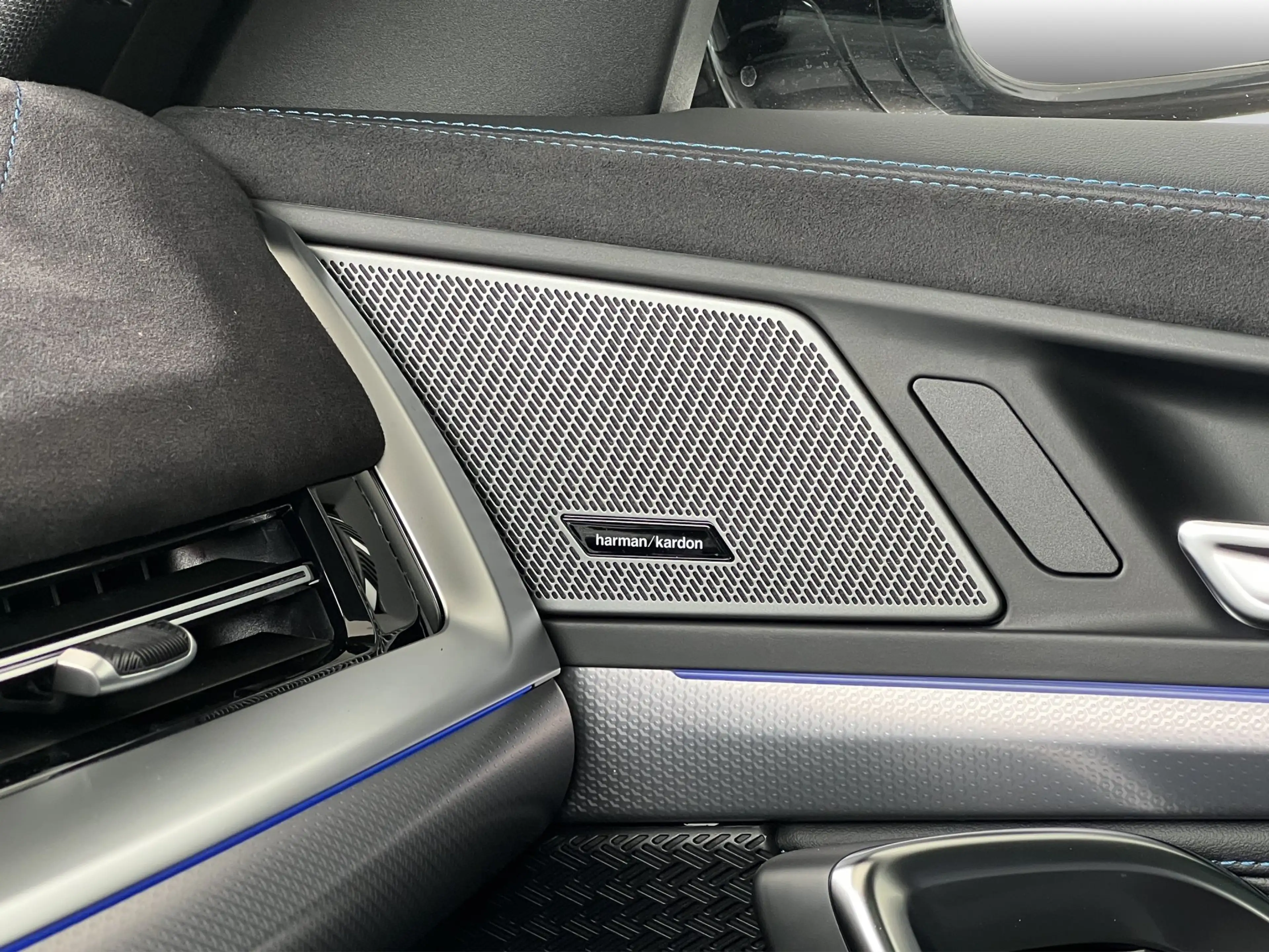 BMW iX2 xDrive30 M Sport + Pro NAVI LED PANO AHK HUD — photo 11