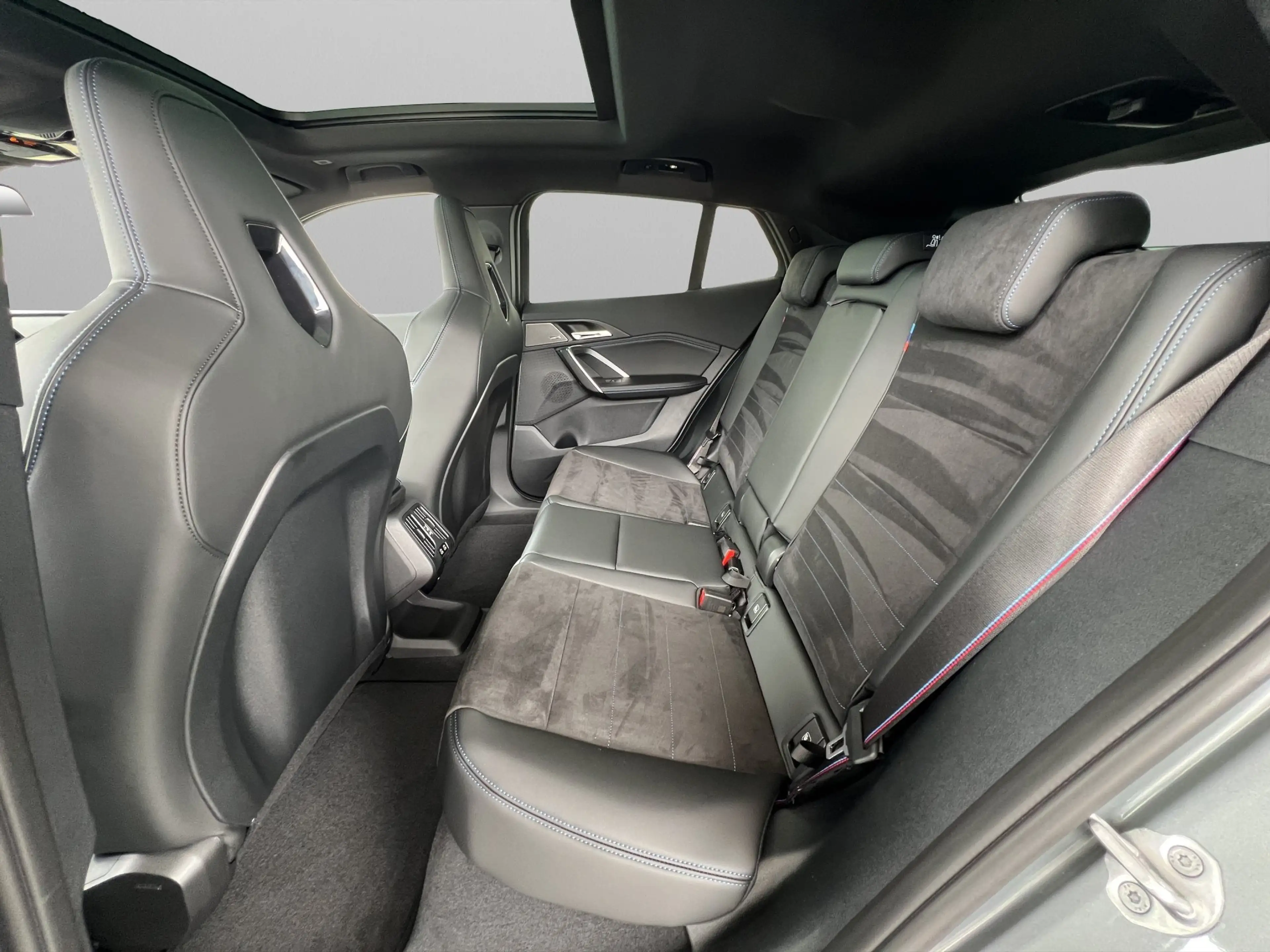 BMW iX2 xDrive30 M Sport + Pro NAVI LED PANO AHK HUD — photo 7