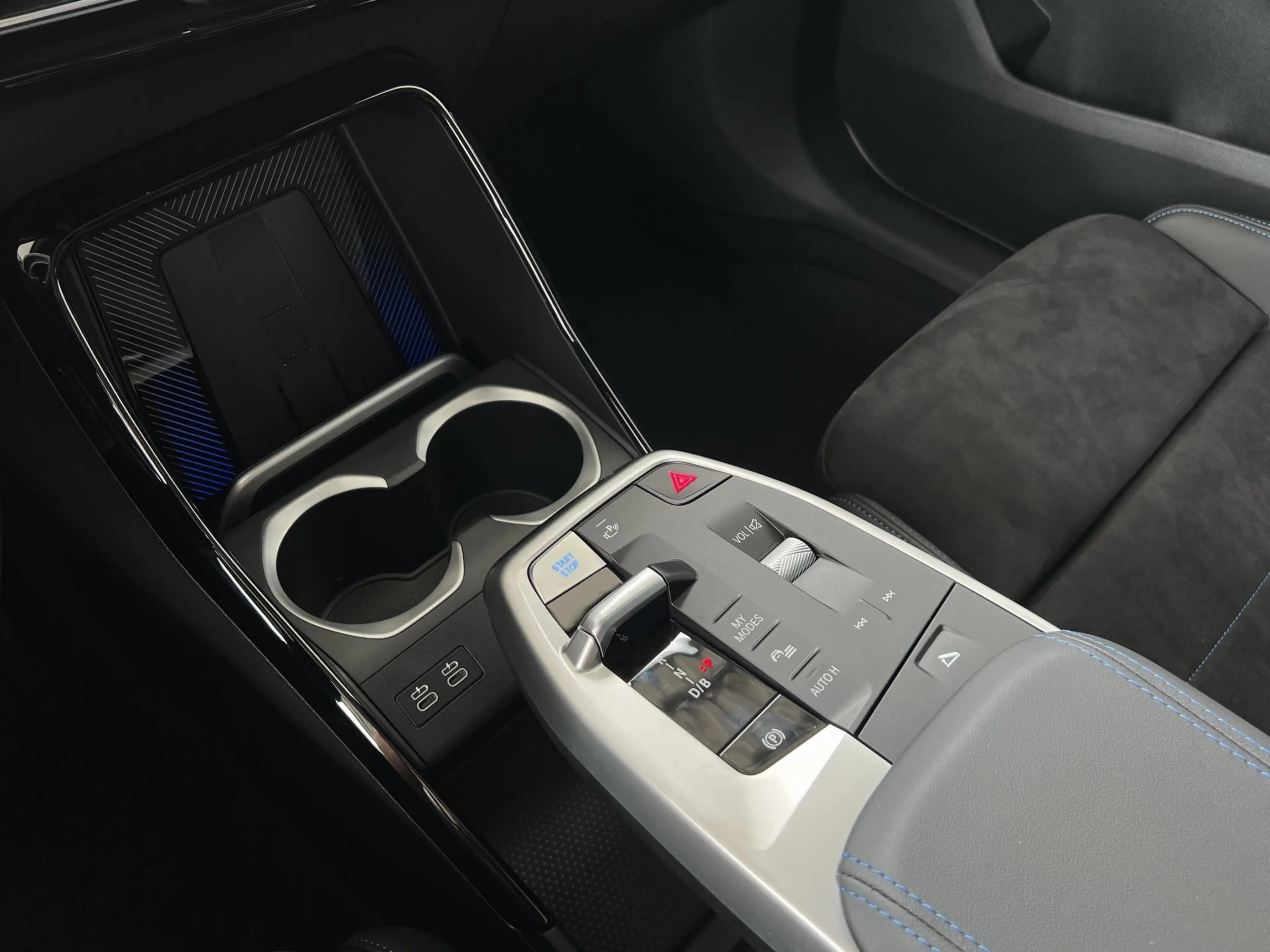 BMW iX2 xDrive30 M Sport + Pro NAVI LED PANO AHK HUD — photo 9
