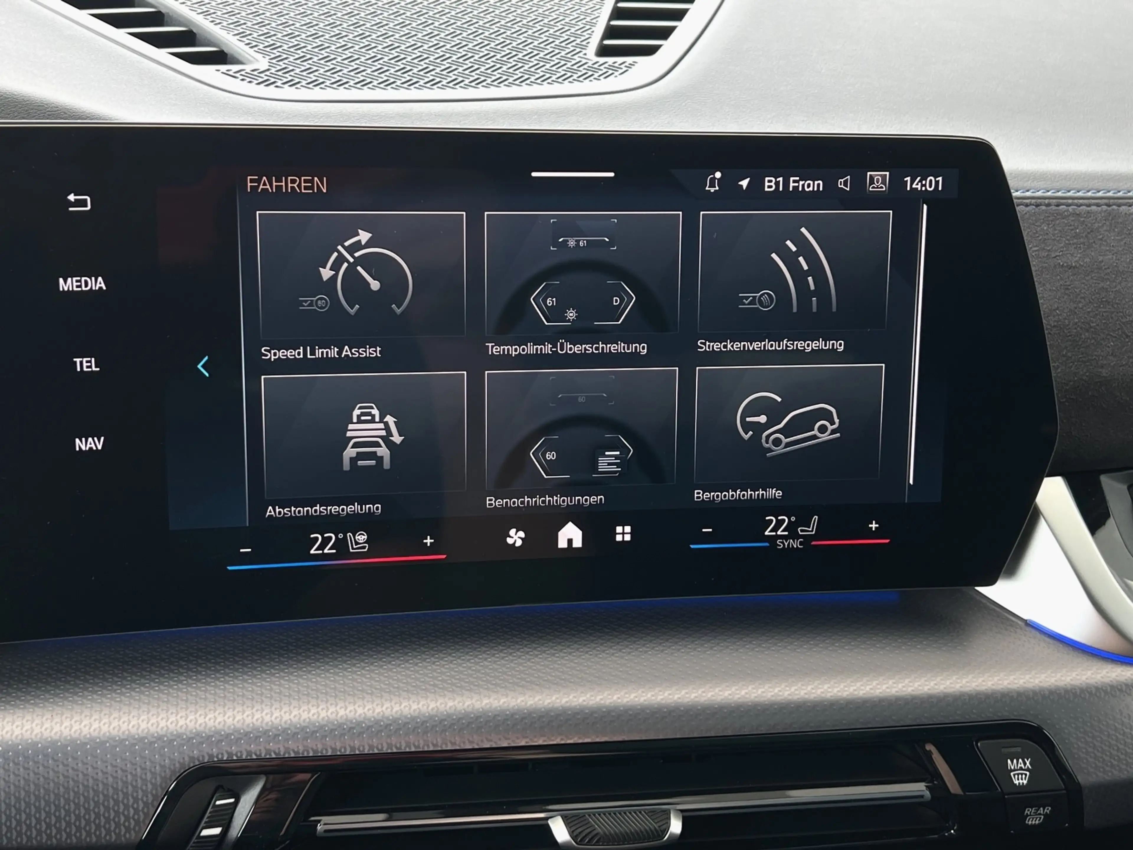 BMW iX2 xDrive30 M Sport + Pro NAVI LED PANO AHK HUD — photo 13