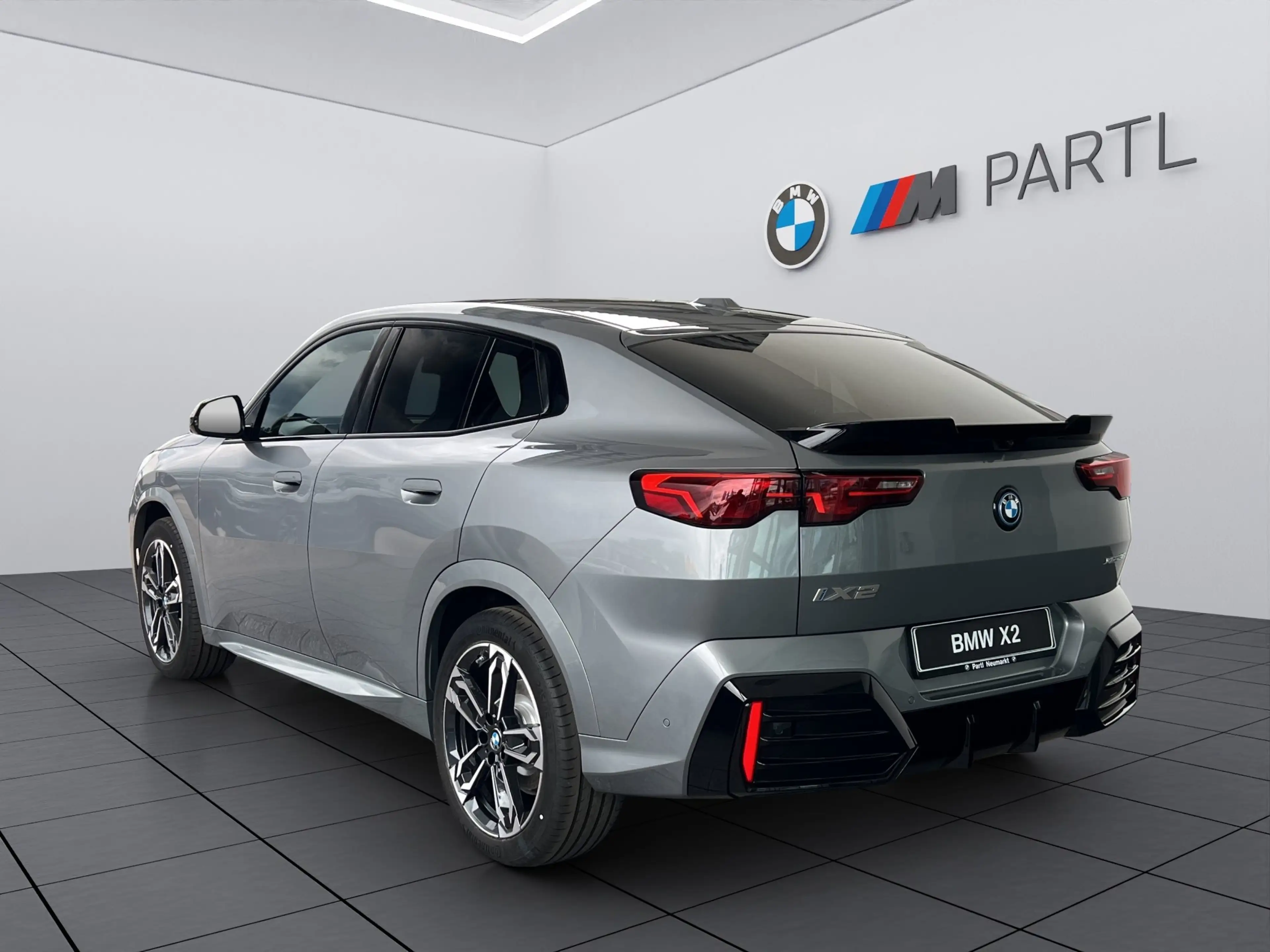 BMW iX2 xDrive30 M Sport + Pro NAVI LED PANO AHK HUD — photo 3