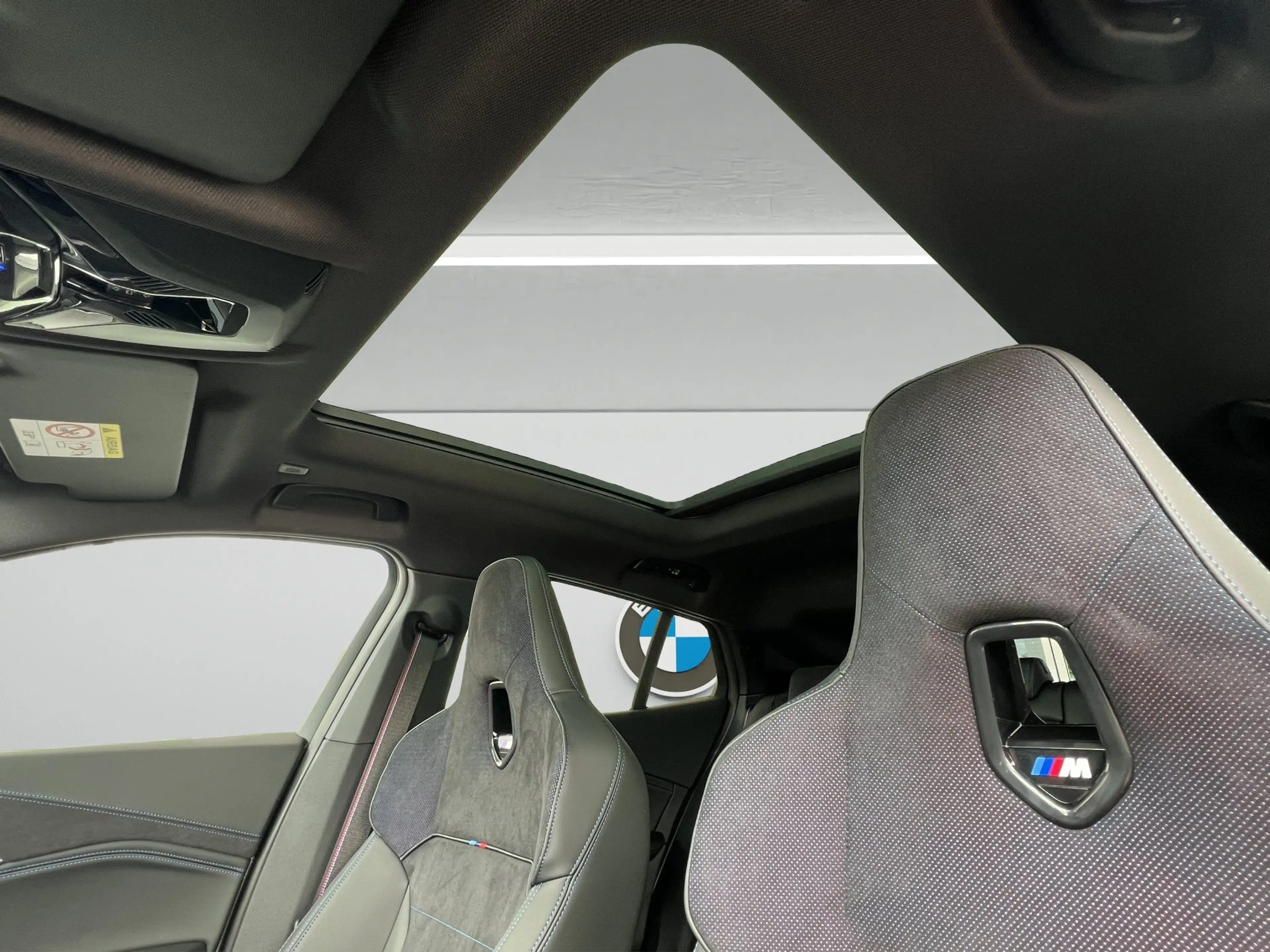 BMW iX2 xDrive30 M Sport + Pro NAVI LED PANO AHK HUD — photo 15