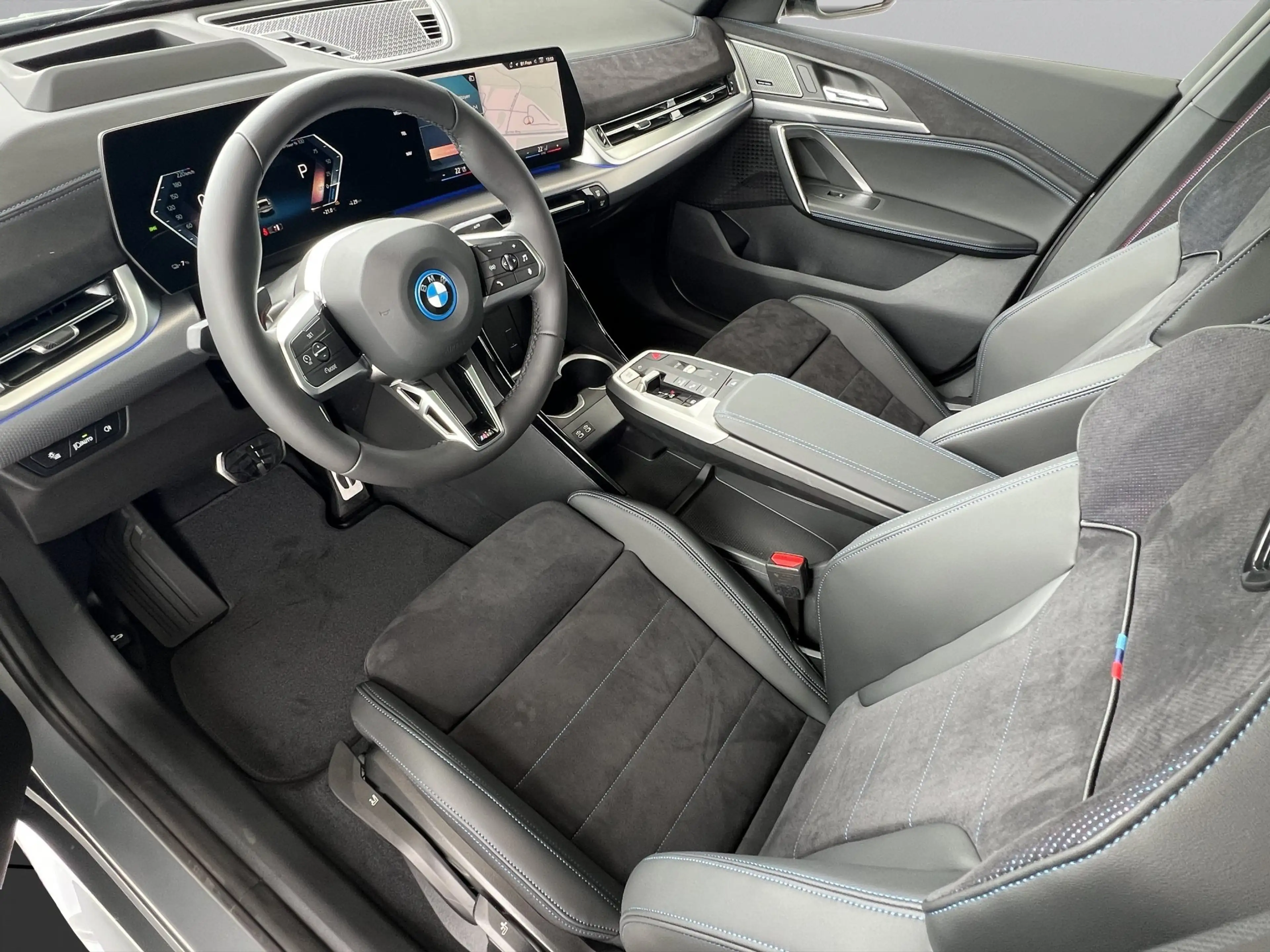 BMW iX2 xDrive30 M Sport + Pro NAVI LED PANO AHK HUD — photo 6
