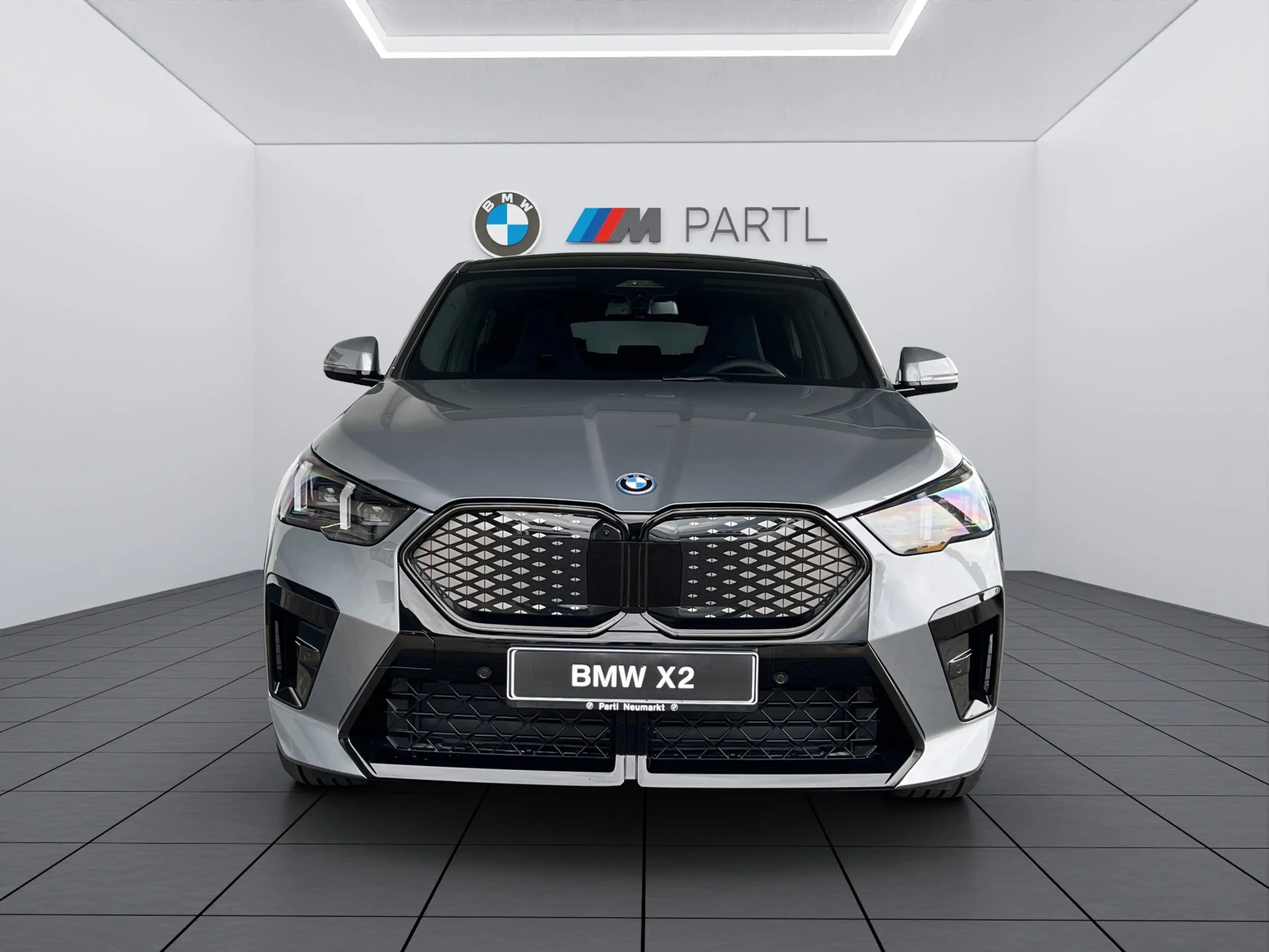 BMW iX2 xDrive30 M Sport + Pro NAVI LED PANO AHK HUD — photo 2