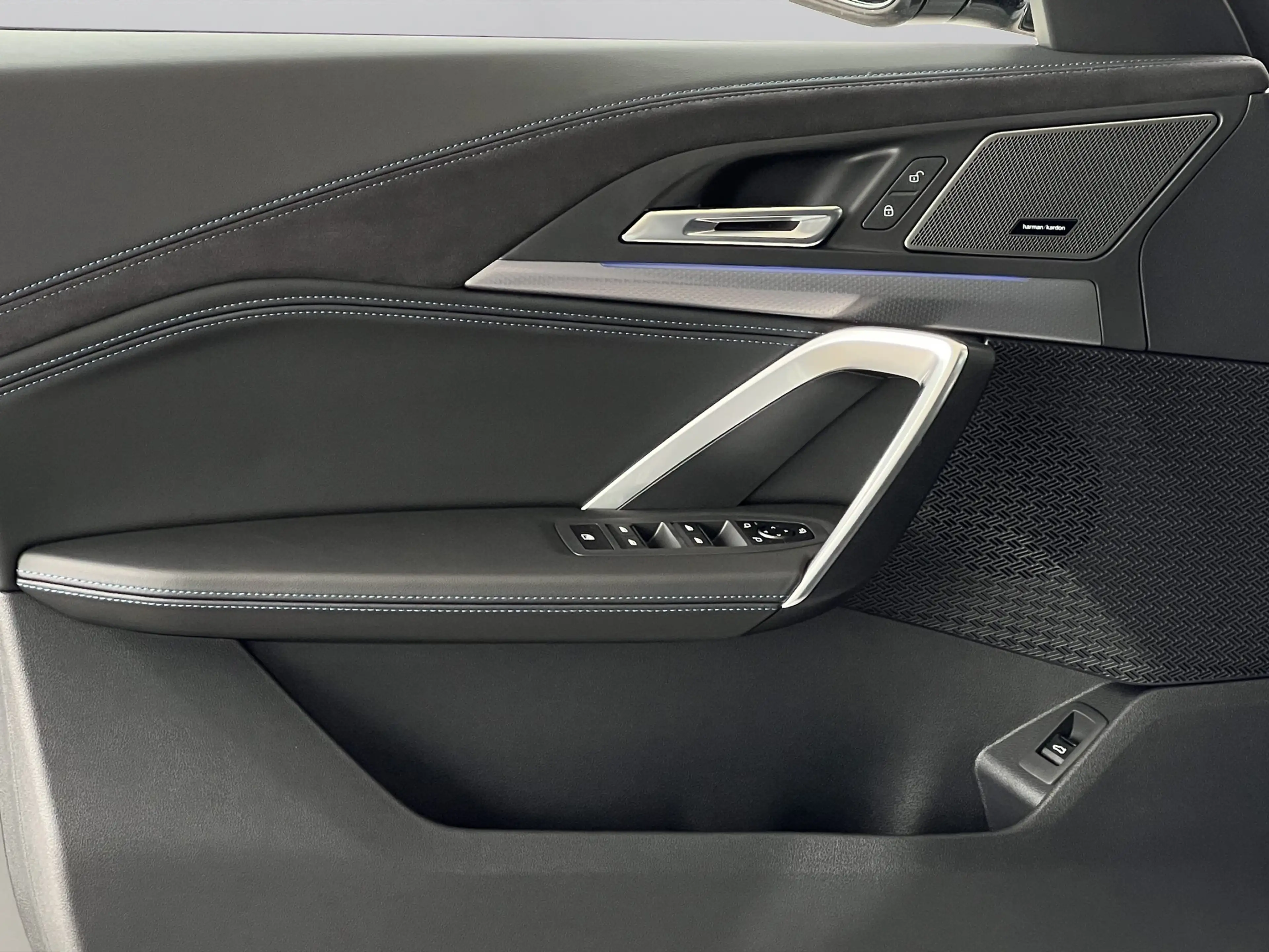 BMW iX2 xDrive30 M Sport + Pro NAVI LED PANO AHK HUD — photo 14