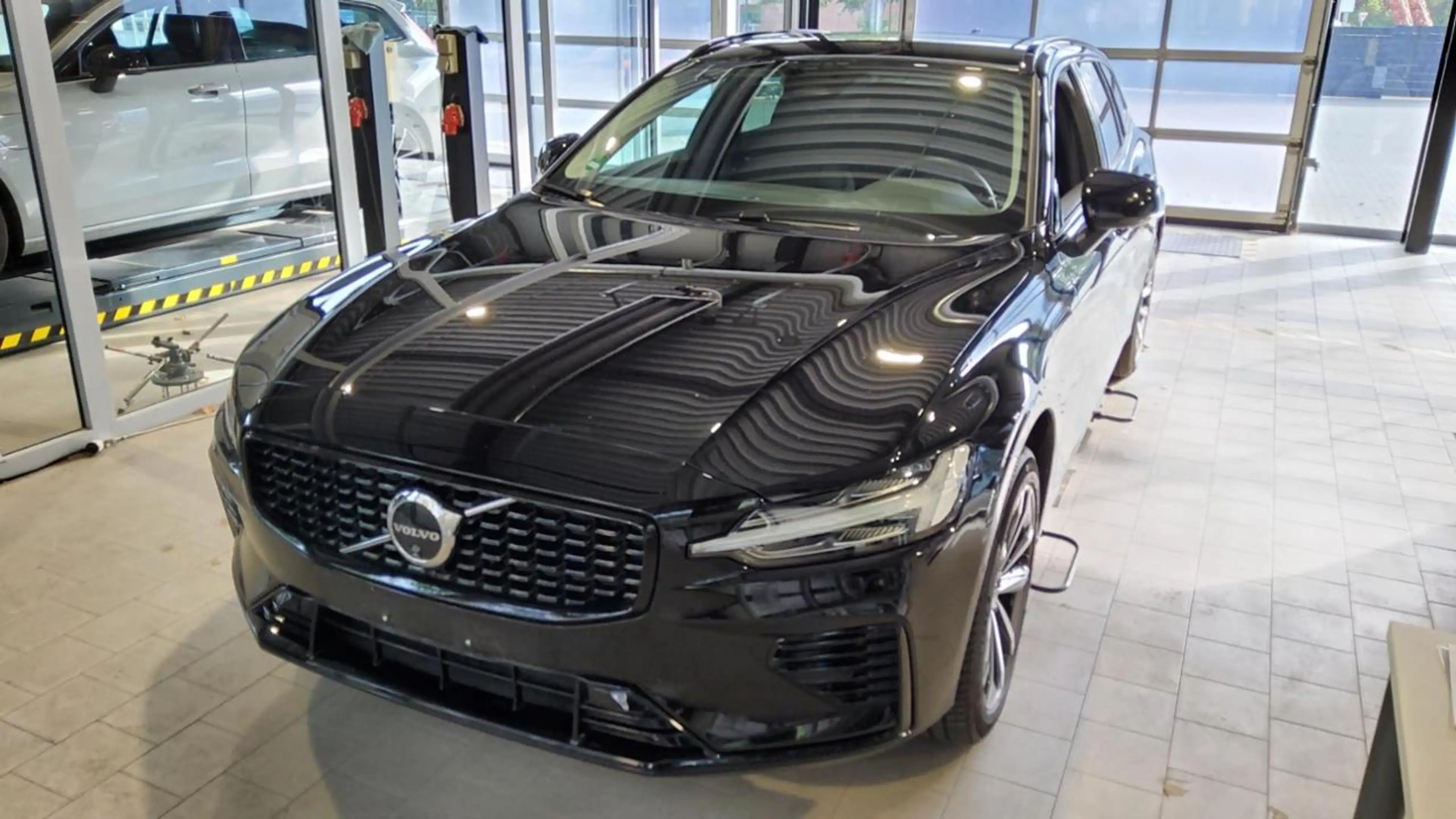 Volvo V60 T8 PLUG-IN AWD PLUS DARK FAP+HKSOUND+MET+LM+ — photo 2